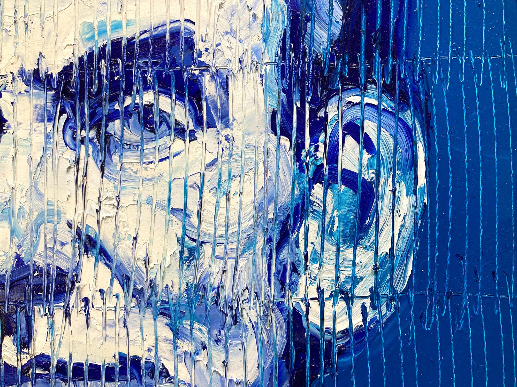 Una maravillosa composición de uno de los temas más emblemáticos de Slonem: Abraham Lincoln. El grueso uso de la pintura es muy reconocible, ya que aplica capa tras capa de pintura al óleo, en azul y blanco. Este cuadro se presenta en un maravilloso
