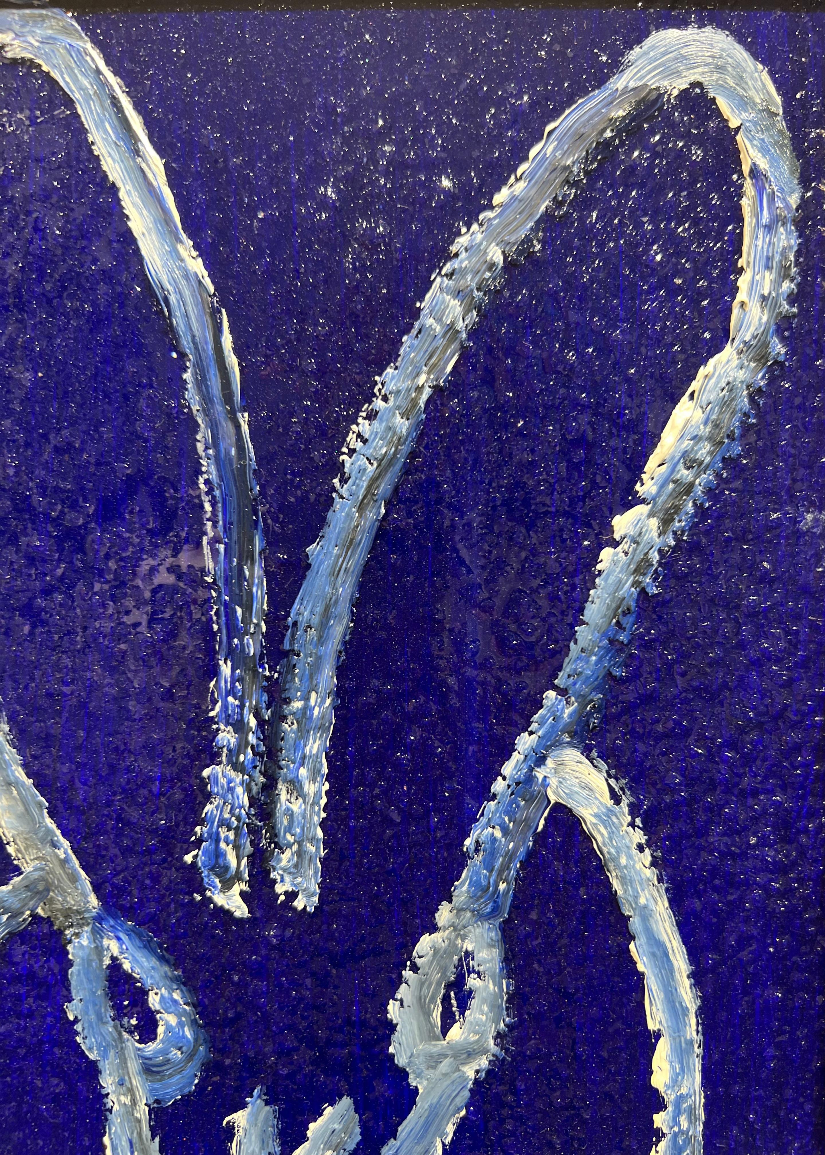 Œuvres d'art originales et uniques de Hunt Slonem.
Huile et acrylique sur bois avec poussière de diamant, lapin bleu.

Le tableau est encadré, comme le montrent les images. Dimensions de l'œuvre avec le cadre : 14.5 x 12.5 inches I 40,64 x 35,56