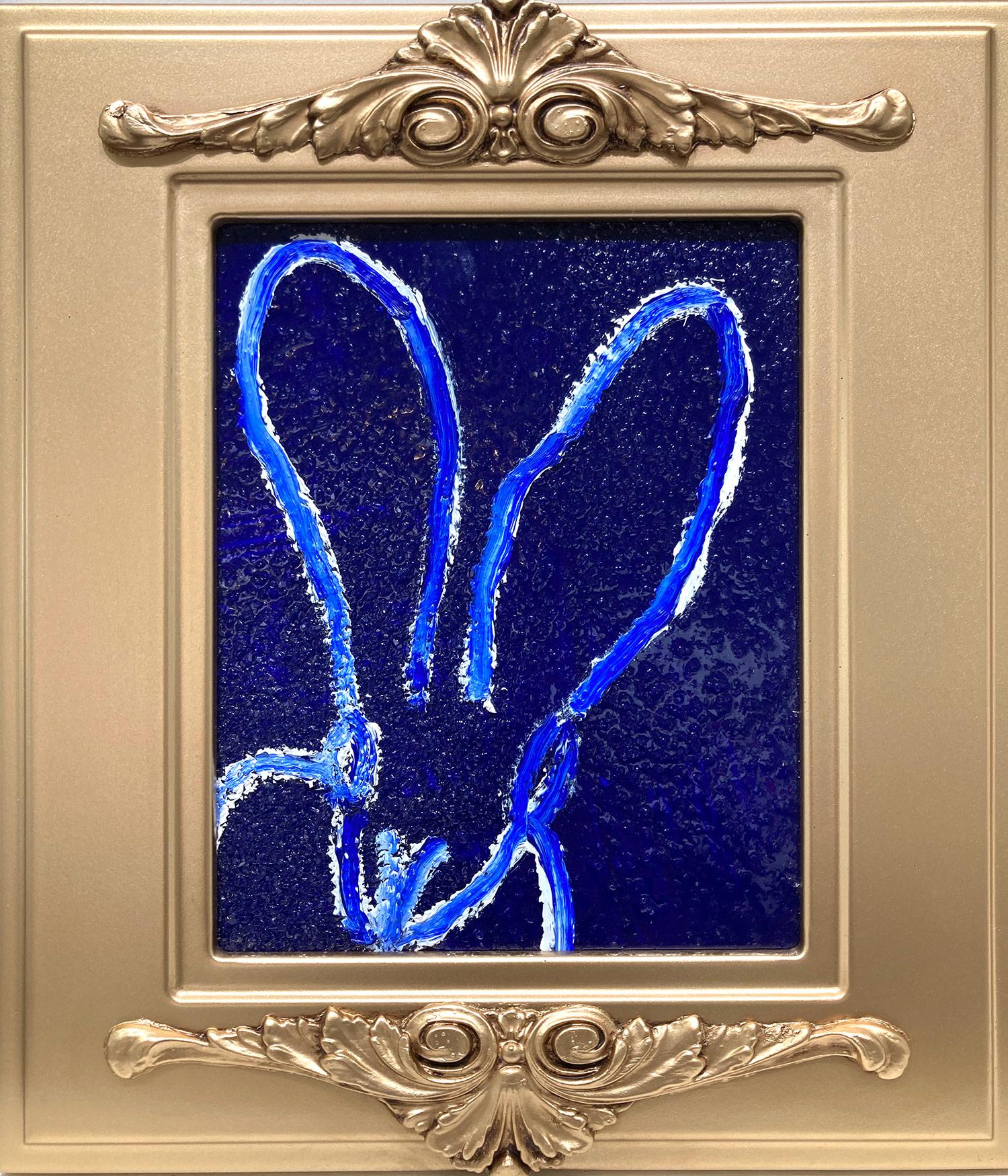 „Blues“ Weißer Hase auf blauem Diamantstaub Ultramarin Hintergrund gerahmt – Painting von Hunt Slonem