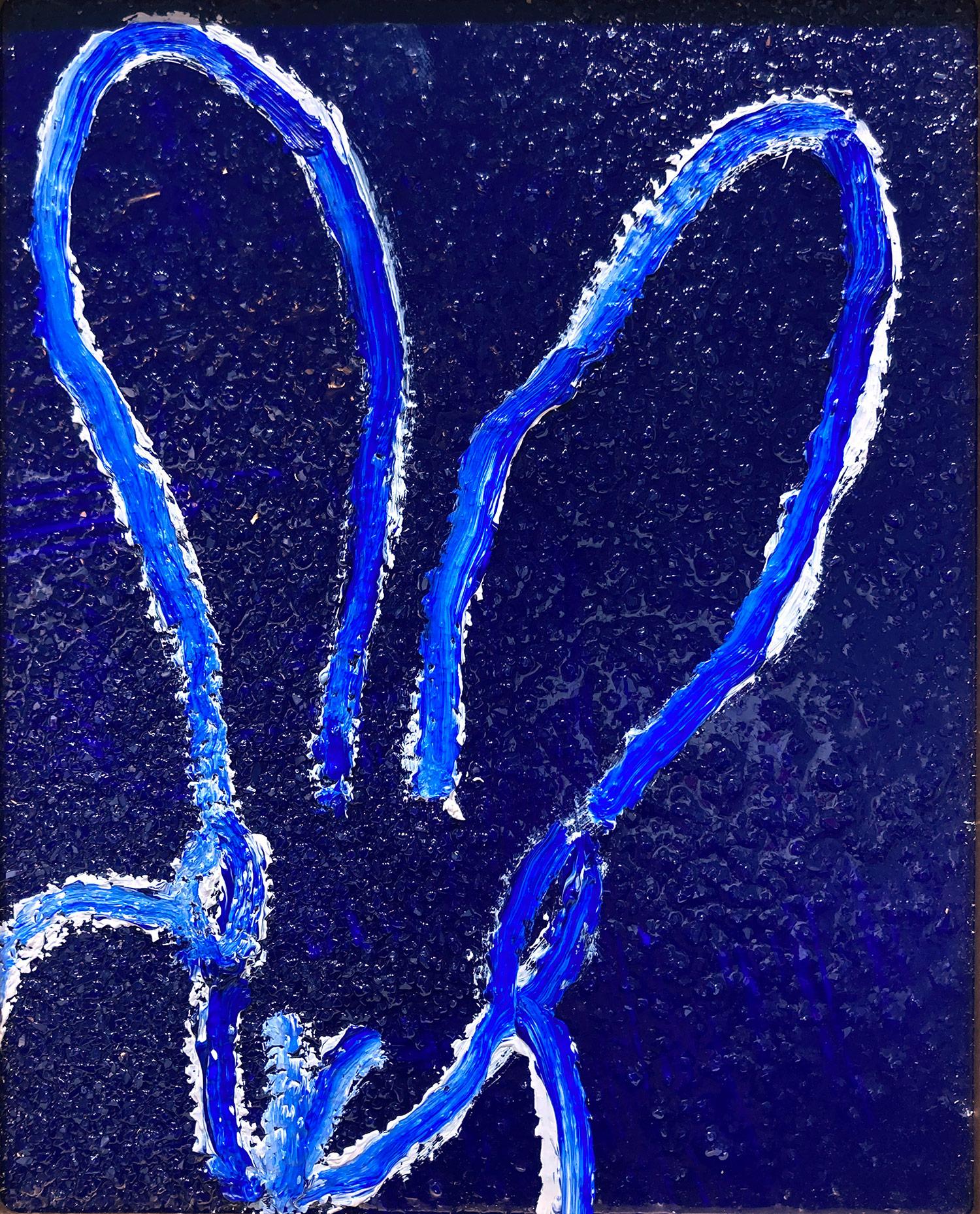 „Blues“ Weißer Hase auf blauem Diamantstaub Ultramarin Hintergrund gerahmt (Neue Wilde), Painting, von Hunt Slonem