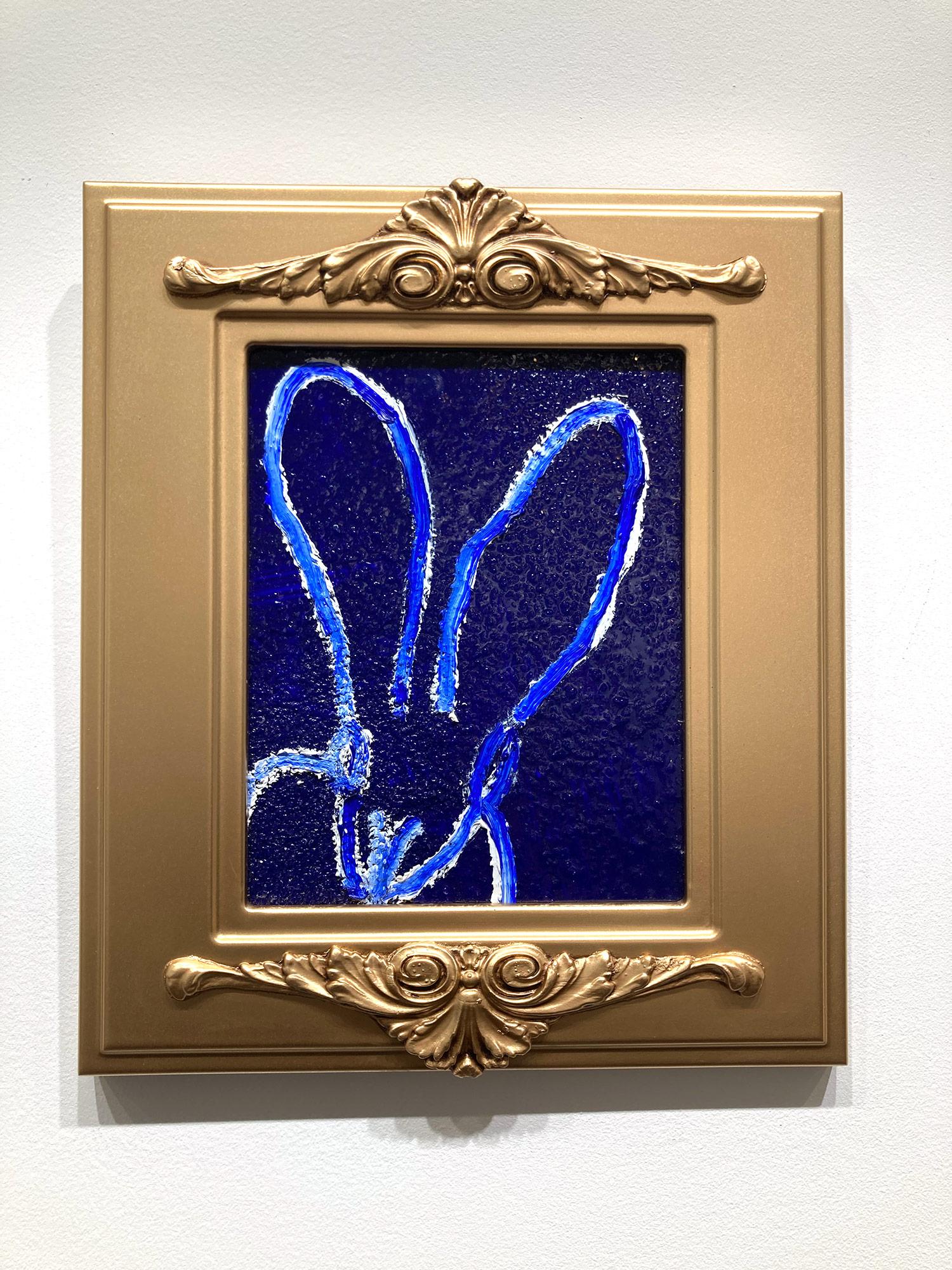 „Blues“ Weißer Hase auf blauem Diamantstaub Ultramarin Hintergrund gerahmt im Angebot 5