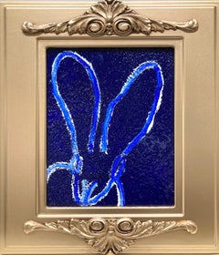 Bunny blanc sur fond bleu poudré de diamants ultramarine, encadré