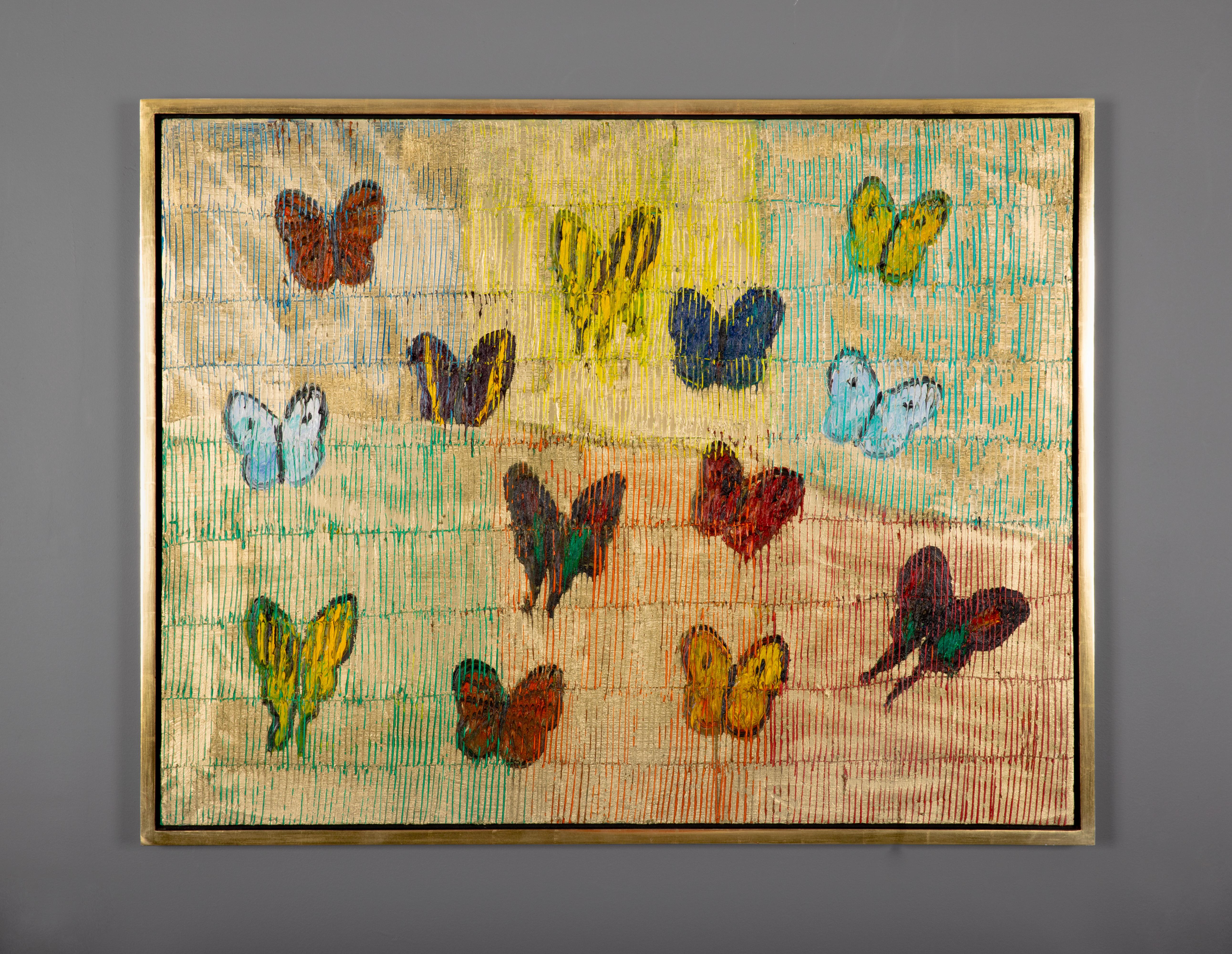 'Butterfly Scrabble' è un capolavoro di Hunt Slonem. Farfalle colorate danzano sulle cavità dell'arcobaleno. Nello stile caratteristico di Slonem, una griglia geometrica è scolpita sulla parte superiore del dipinto. La luce rimbalza sulla vernice