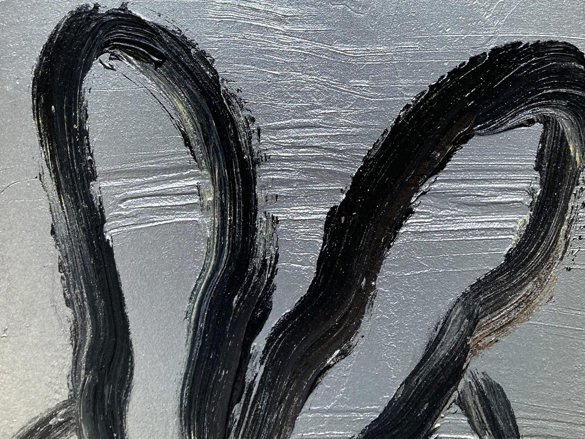 Eine wunderbare Komposition eines der ikonischsten Themen von Slonem, nämlich Hasen. Dieses Werk zeigt eine gestische Figur eines schwarzen Hasen auf silbernem Hintergrund mit dickem Farbauftrag. Inspiriert von der Natur und einer echten Liebe zu