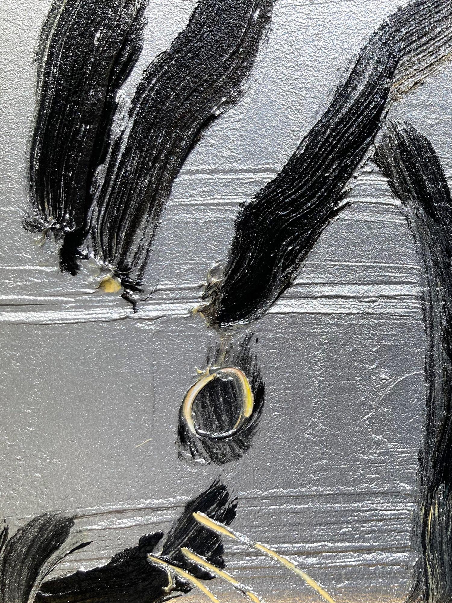 Una meravigliosa composizione di uno dei soggetti più iconici di Slonem, i coniglietti. Questo pezzo raffigura una figura gestuale di un coniglietto nero su uno sfondo argentato con un uso spesso della vernice. Ispirati dalla natura e da un genuino