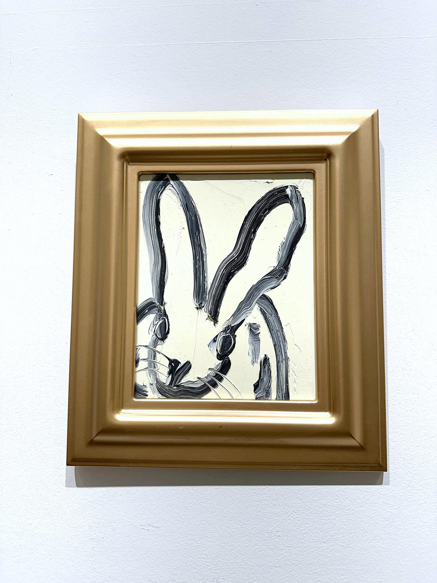Una meravigliosa composizione di uno dei soggetti più iconici di Slonem, i coniglietti. Questo pezzo raffigura una figura gestuale di un coniglietto nero su uno sfondo verde pallido con un uso spesso della pittura. Ispirati dalla natura e da un