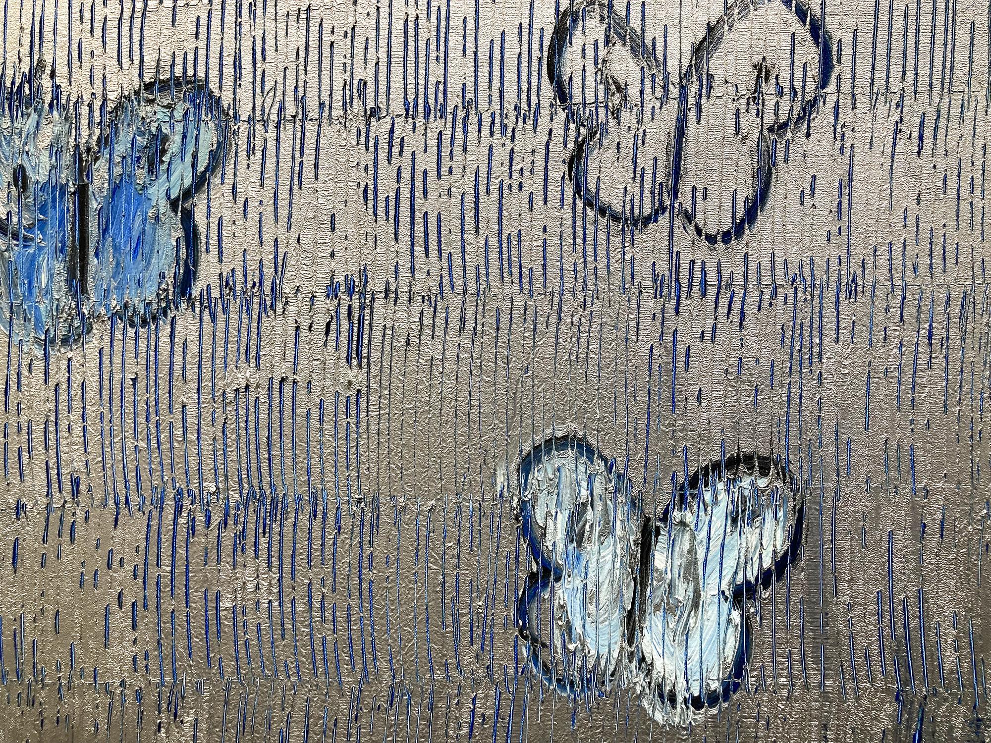 Una maravillosa composición de uno de los temas más icónicos de Slonem, las Mariposas. Esta pieza representa delicadas mariposas en ascensión situadas en un maravilloso paisaje de tono plateado. Slonem traza sus famosos detalles reticulados por toda