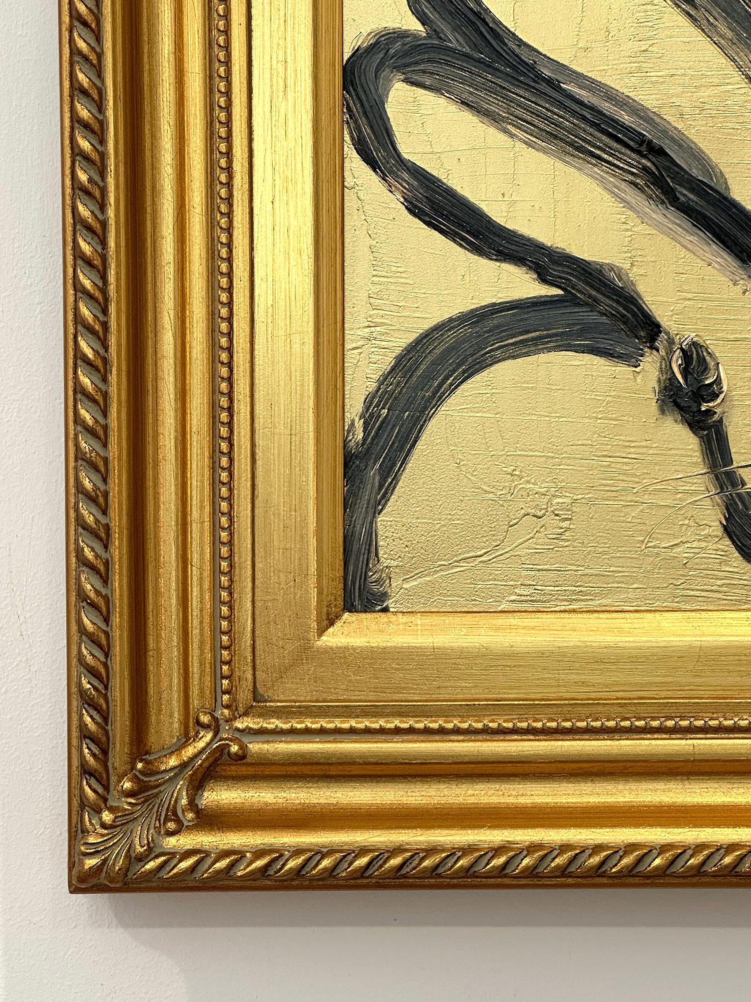 „Goldener Traum“, schwarzer Umriss, Bunny auf goldenem Hintergrund, Ölgemälde, gerahmt (Braun), Animal Painting, von Hunt Slonem