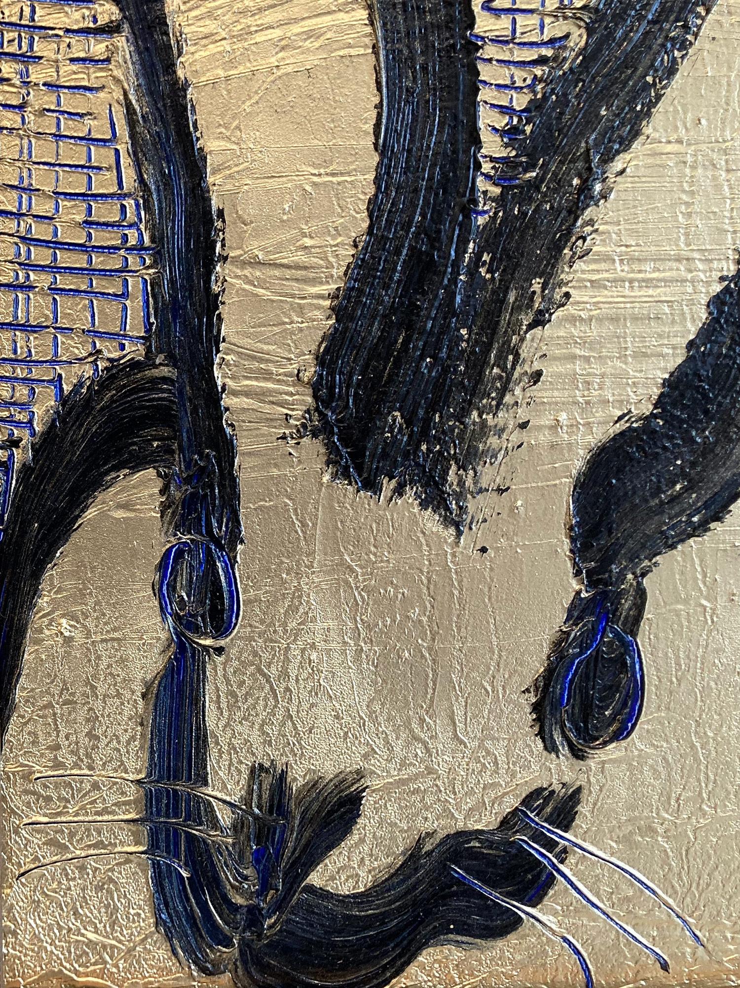 Cette pièce représente une figure gestuelle de lapin sur un fond doré avec des accents bleu outremer. Inspirées par la Nature et un amour sincère pour les animaux, les peintures de Slonem englobent des inspirations uniques tirées du monde. En