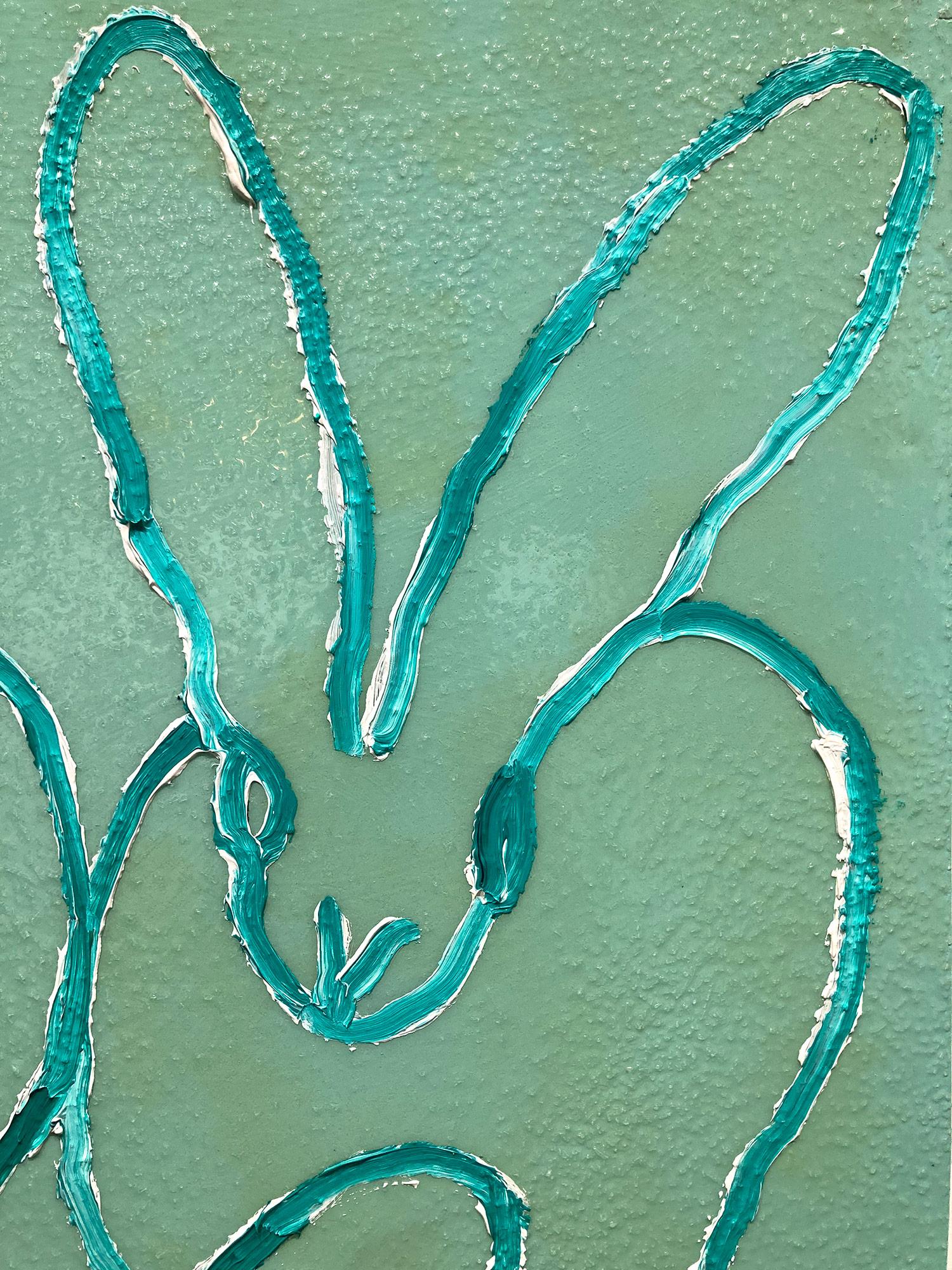Eine wunderbare Komposition eines der ikonischsten Themen von Slonem, nämlich Hasen. Dieses Werk zeigt gestische Figuren weißer Hasen auf einem hellgrünen Hintergrund mit dickem Farbauftrag und Diamantstaub. Inspiriert von der Natur und einer echten