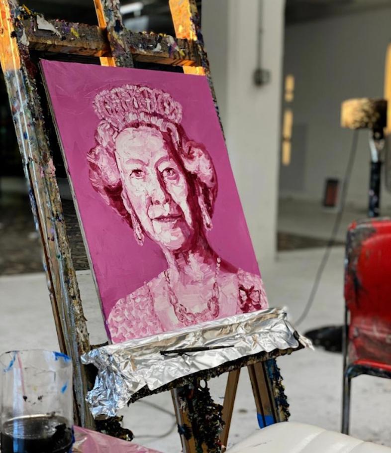 Ihre Majestät Königin Elizabeth (Rosa) – Painting von Hunt Slonem