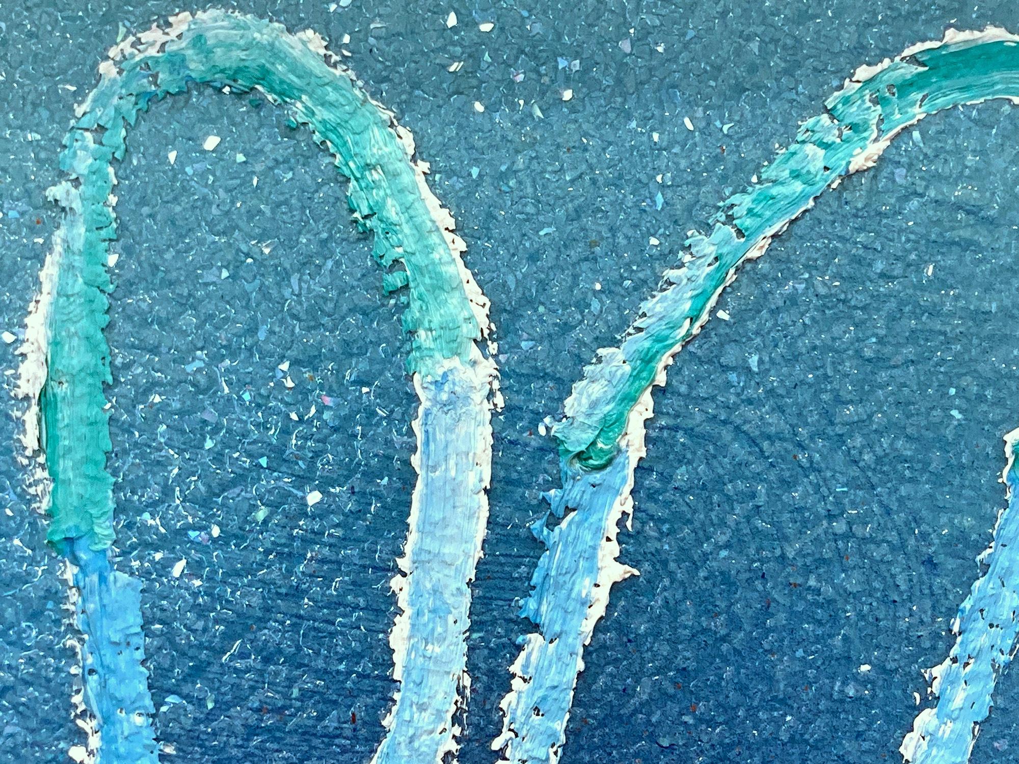 Eine wunderbare Komposition eines der ikonischsten Themen von Slonem, nämlich Hasen. Dieses Werk zeigt eine gestische Figur eines hellblauen Hasen auf einem Diamantstaubhintergrund mit Farbverläufen und dickem Farbauftrag. Inspiriert von der Natur