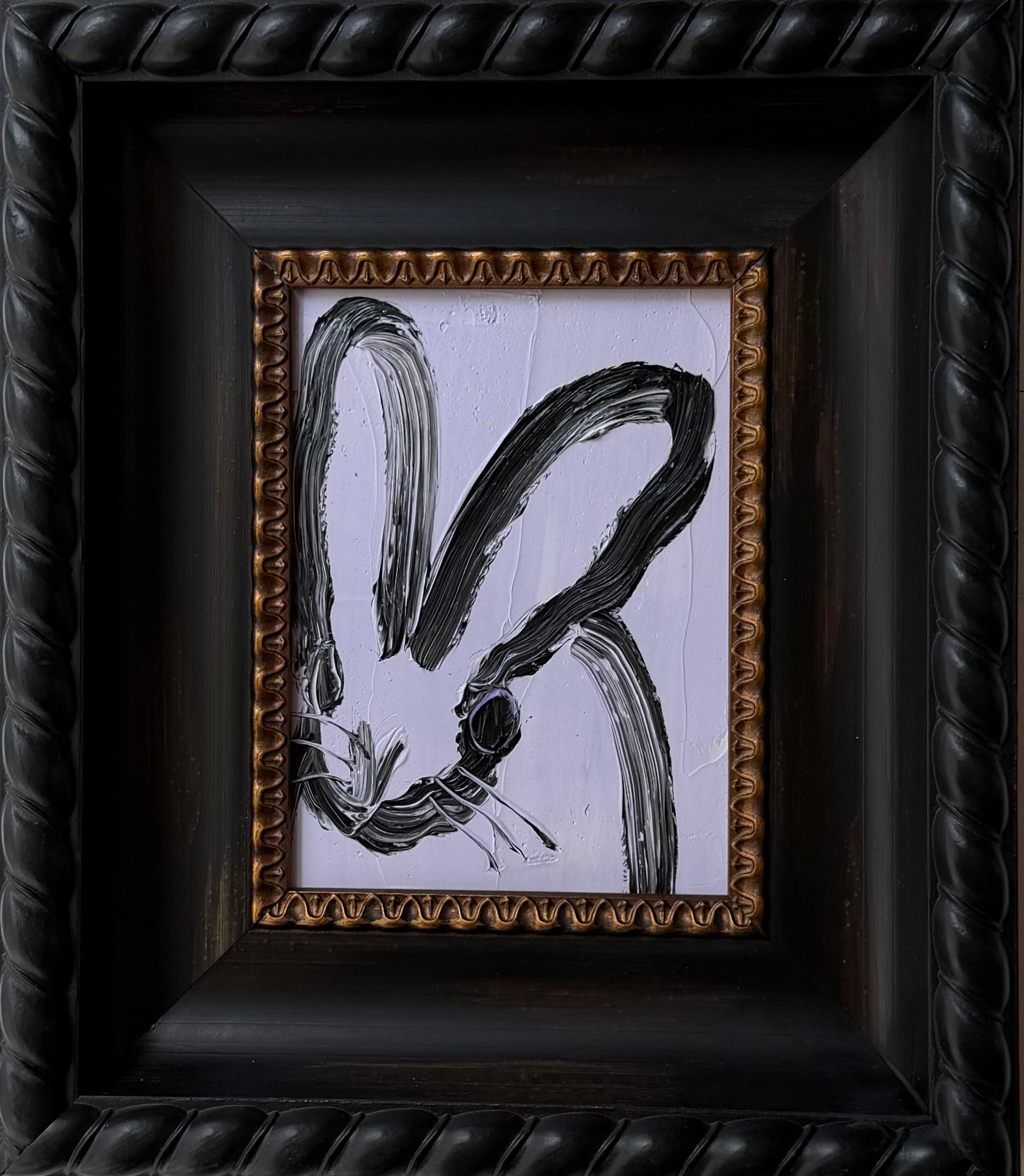 Hunt Slonem "Allie" Schwarz und Lila Hase
Ein einzelnes Kaninchen gestikuliert in schwarz auf einem hellen lila Hintergrund in einem Vintage-Rahmen

Ungerahmt: 8 x 6 Zoll
Gerahmt: 14 x 12 Zoll
*Gemälde ist gerahmt - Bitte beachten Sie Hunt Slonem