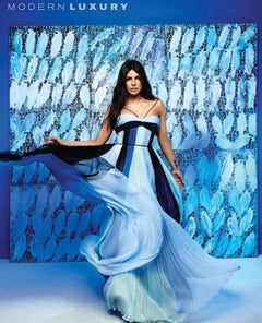 Hunt Slonem "Palomas y guardianes" Pájaros azules sobre fondo negro y plateado