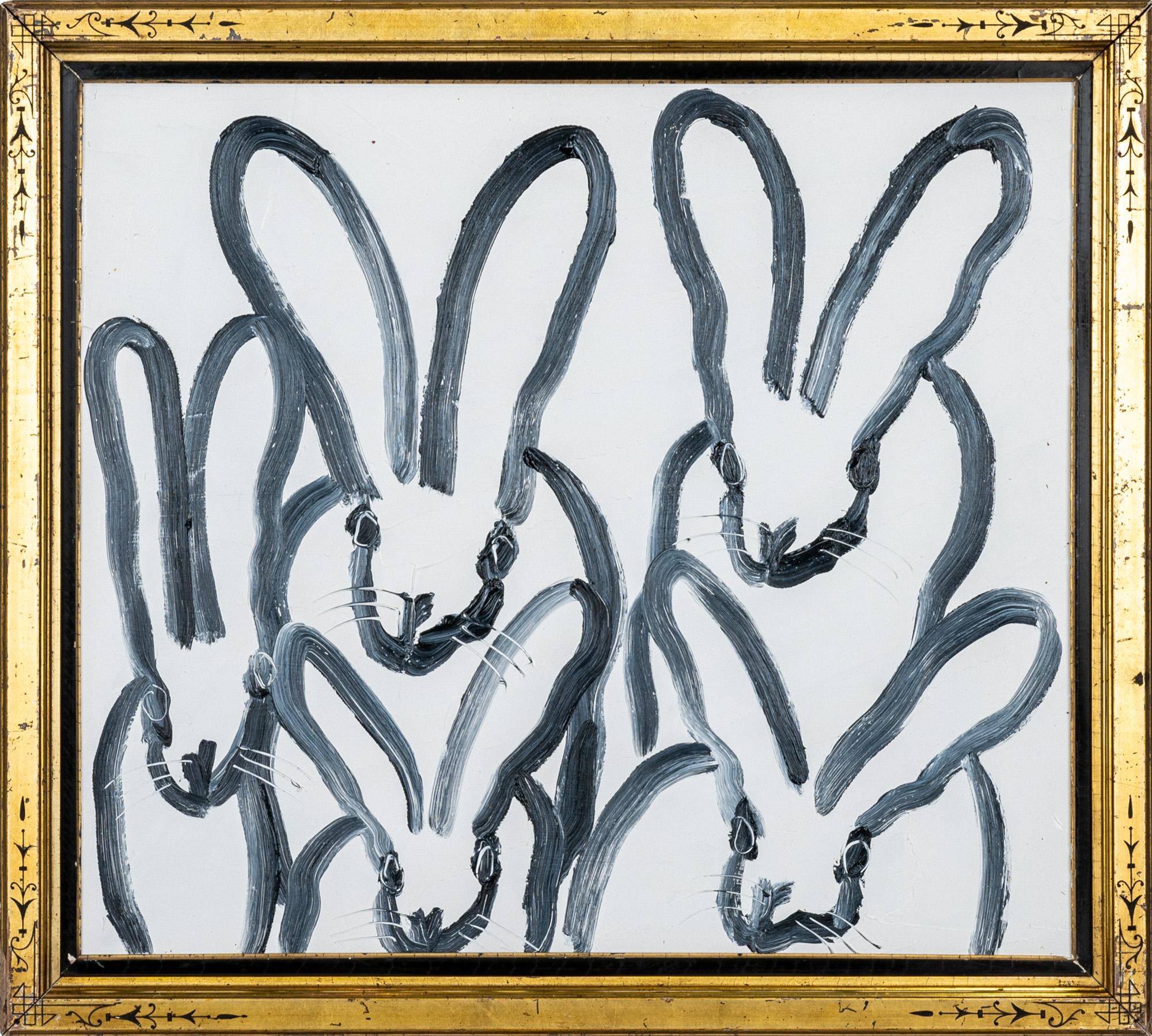 "Hutch 5" ist ein gerahmtes Ölgemälde auf Holz von Hunt Slonem, das 5 Kaninchen in malerischen Konturlinien vor einem einfachen weißen Hintergrund zeigt. 

Dieses Werk ist in einem antiken Rahmen gefasst, der vom Künstler für dieses Gemälde