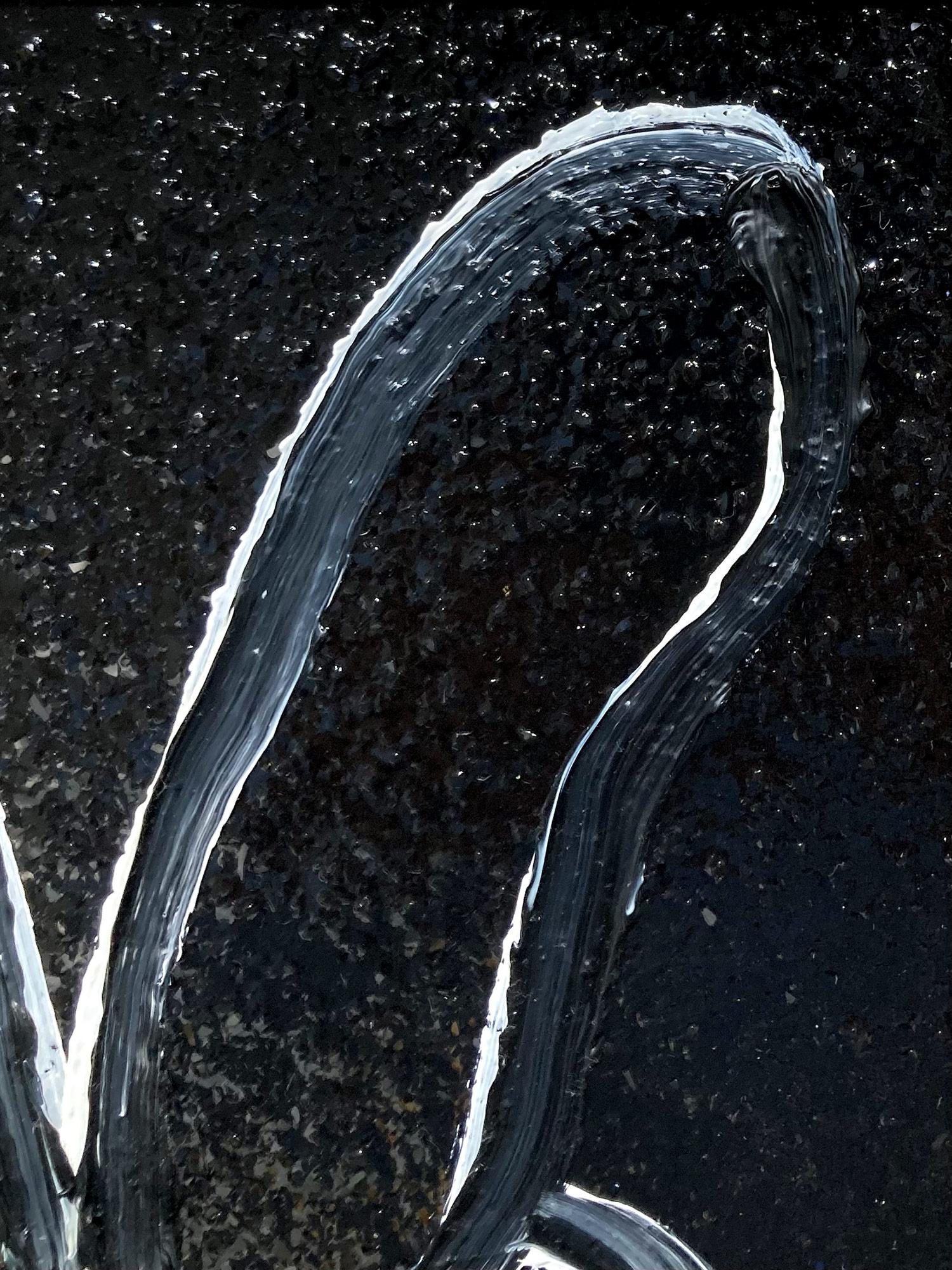 Una maravillosa composición de uno de los temas más icónicos de Slonem, los conejitos. Esta pieza representa una figura gestual de un conejito blanco sobre fondo negro con pintura blanca espesa y luego la envuelve en polvo de diamantes, lo que añade