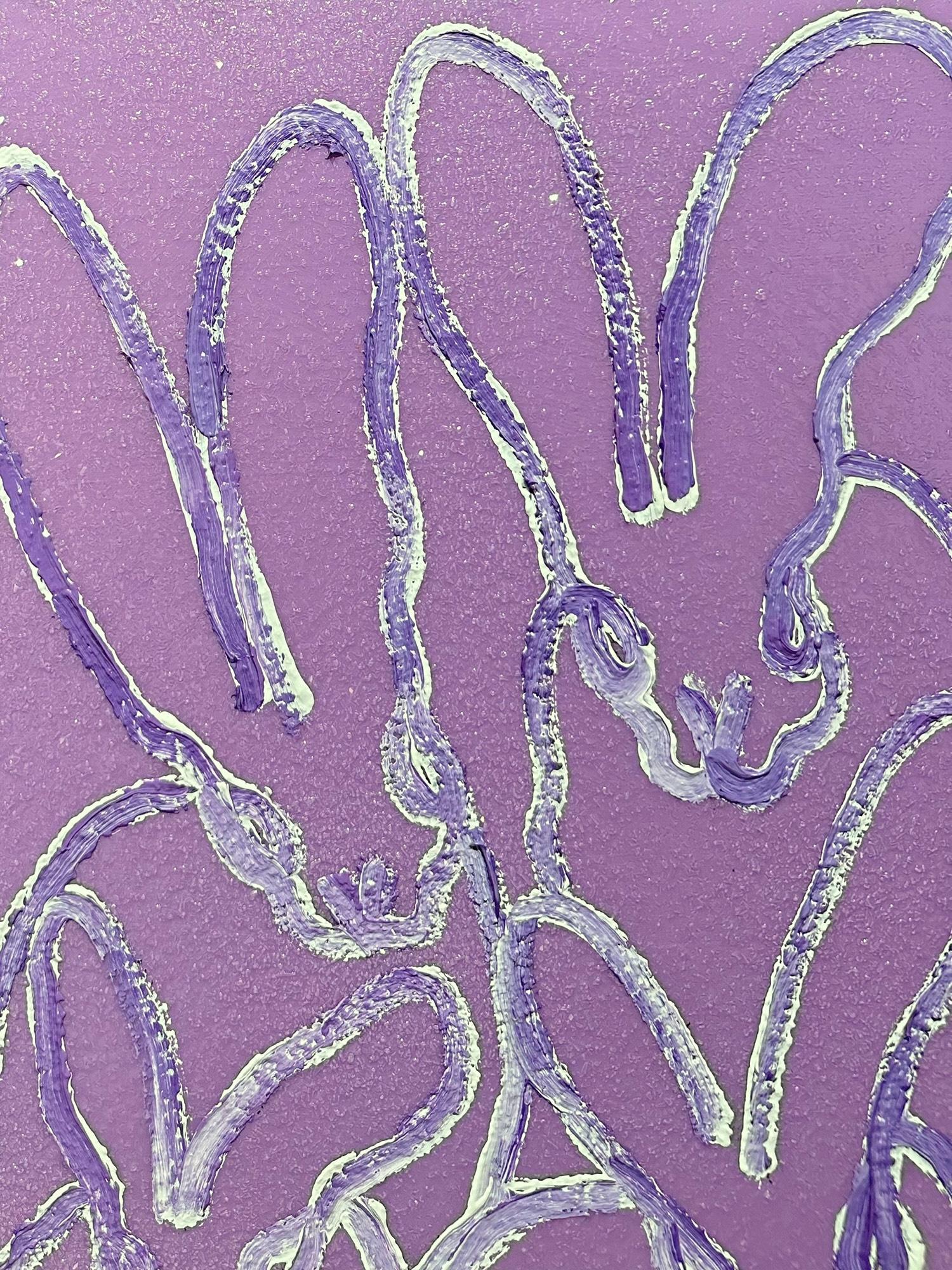 Una meravigliosa composizione di uno dei soggetti più iconici di Slonem, i coniglietti. Questo pezzo raffigura 4 figure gestuali di coniglietti bianchi su uno sfondo color lavanda chiaro con un uso spesso della pittura. Ispirati dalla natura e da un