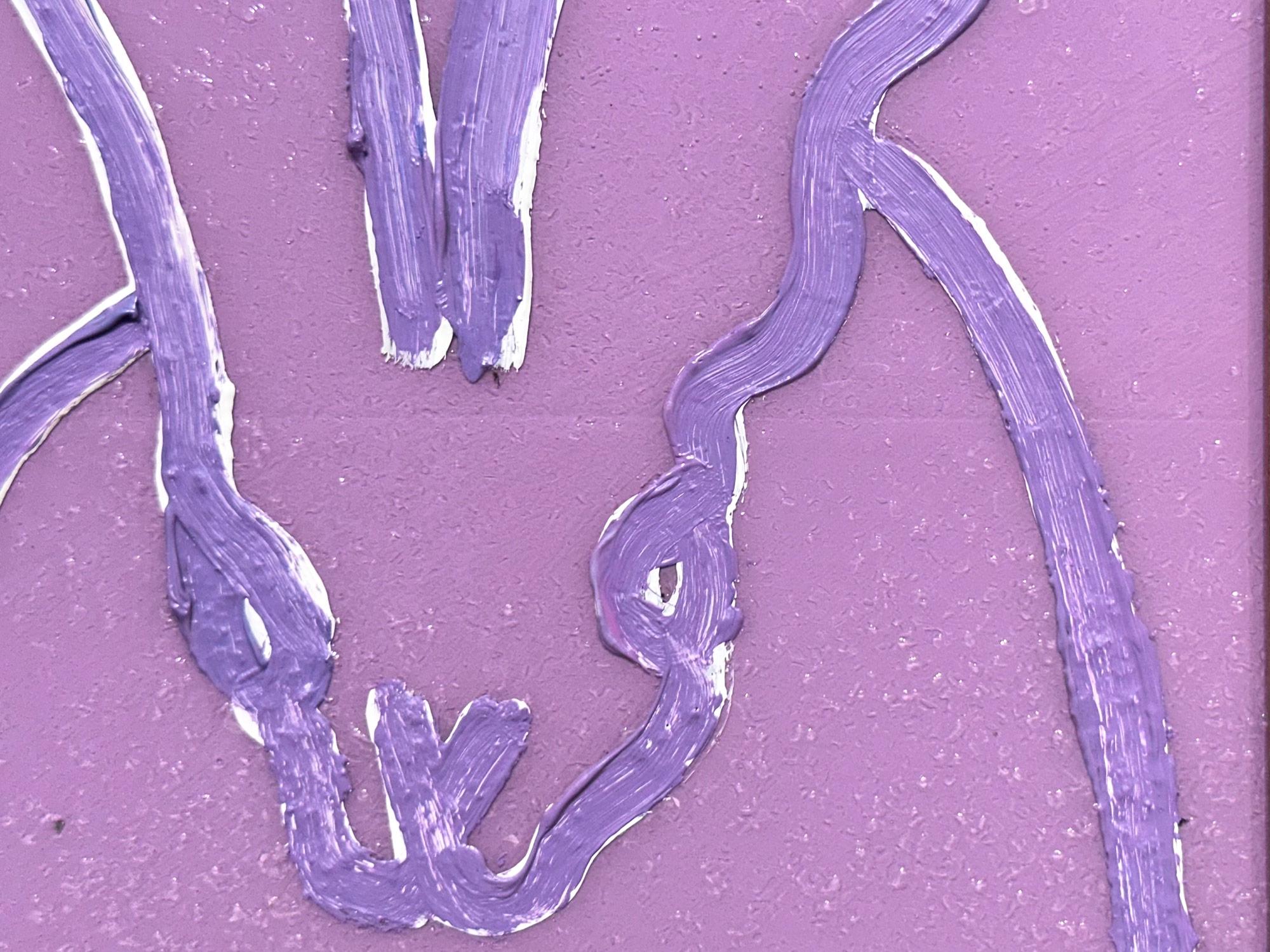 Una maravillosa composición de uno de los temas más icónicos de Slonem, los conejitos. Esta pieza representa una figura gestual de un conejito negro sobre un fondo lavanda claro con un uso espeso de la pintura. Inspirados por la naturaleza y un