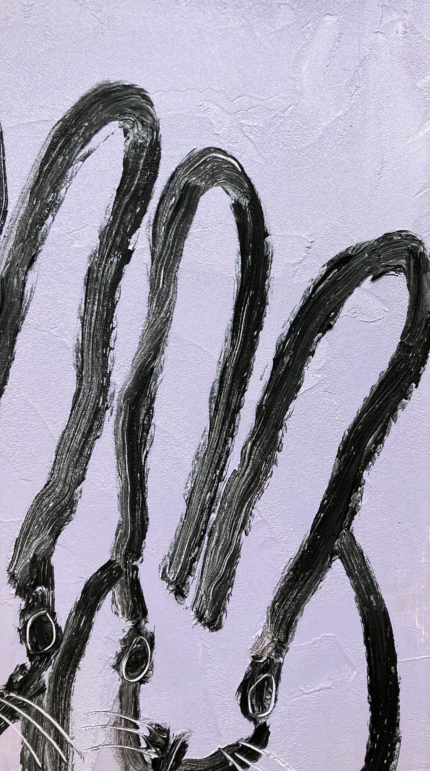 Eine wunderbare Komposition eines der ikonischsten Themen von Slonem, nämlich Hasen. Dieses Werk zeigt 3 gestische Figuren von schwarzen Hasen auf einem hellen lavendelfarbenen Hintergrund mit dickem Farbauftrag. Es ist in einem wunderschönen