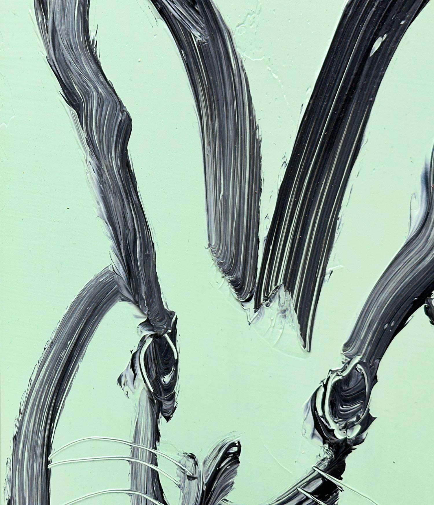 Eine wunderbare Komposition eines der ikonischsten Themen von Slonem, nämlich Hasen. Diese Arbeit zeigt eine gestische Figur eines schwarzen Hasen auf einem Aqua Mist blauen Hintergrund mit dickem Farbauftrag. Es ist in einem wunderschönen