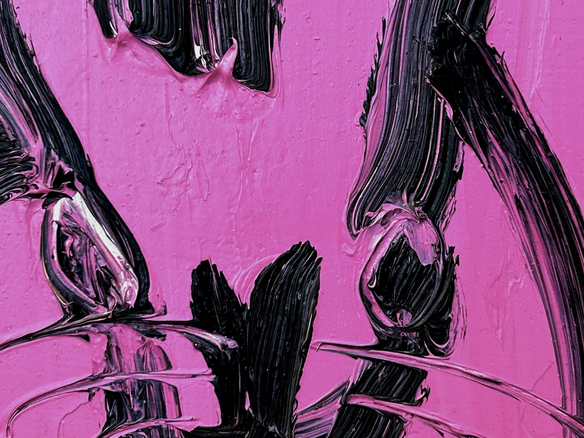 Una maravillosa composición de uno de los temas más icónicos de Slonem, los conejitos. Esta pieza representa una figura gestual de un conejito negro sobre un fondo lavanda púrpura intenso, con un uso espeso de la pintura. Está dentro de un
