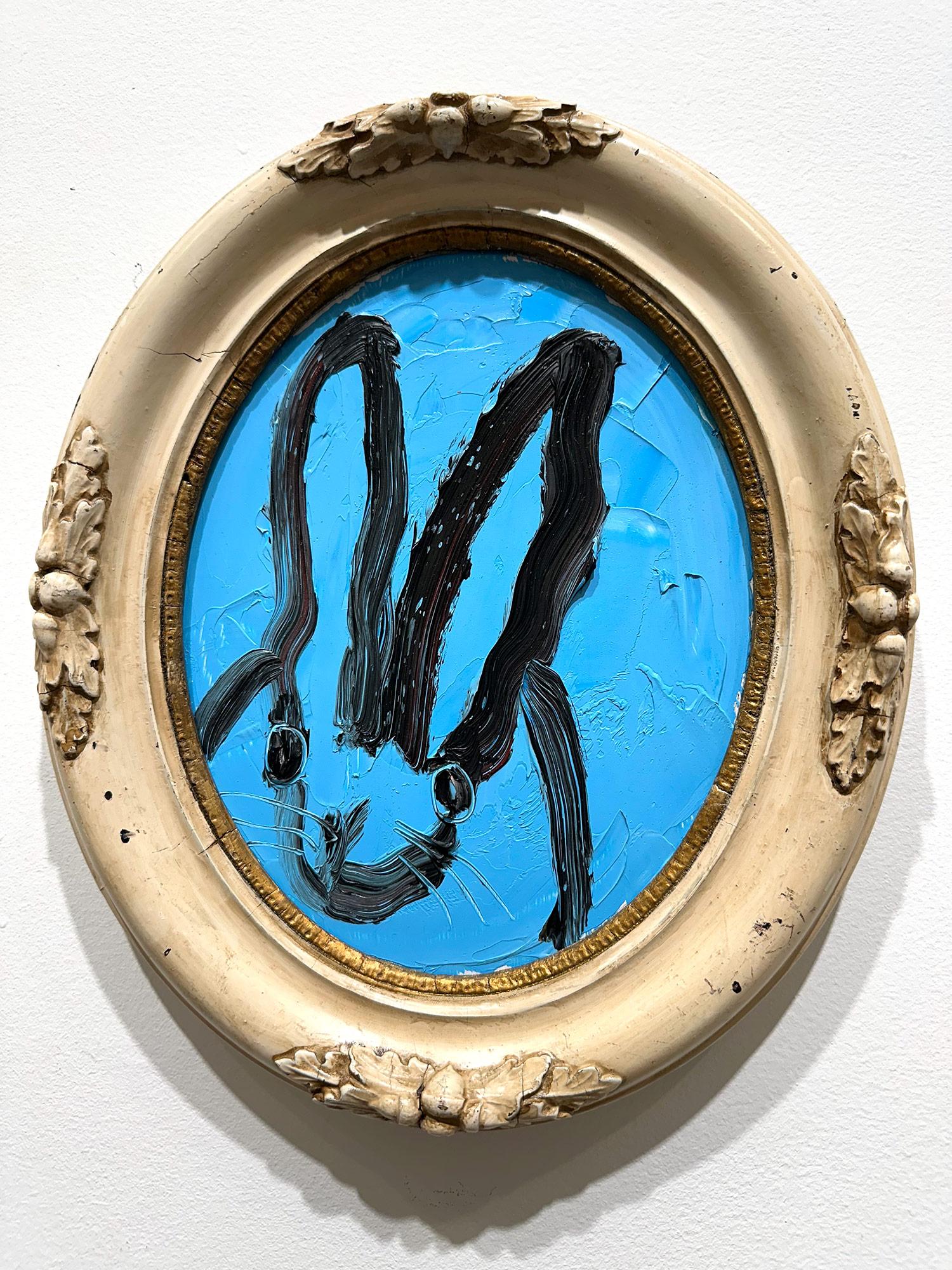 „Margo“ Schwarzes Ölgemälde mit Konturen eines Hasen auf französischem blauem Hintergrund – Ovalrahmen im Angebot 6