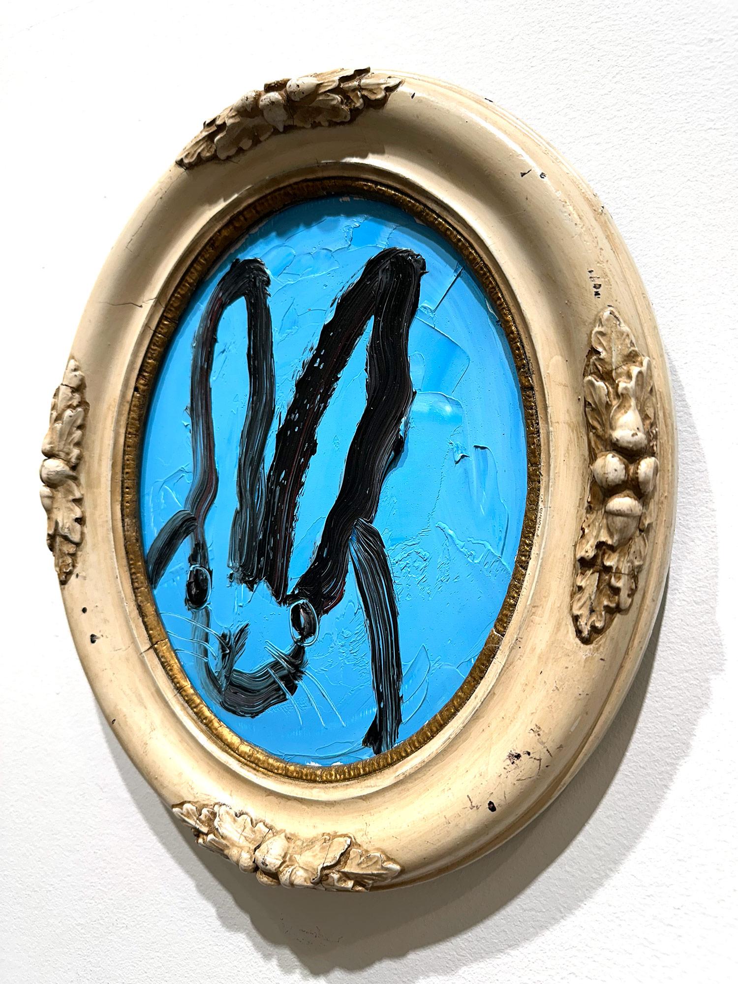 „Margo“ Schwarzes Ölgemälde mit Konturen eines Hasen auf französischem blauem Hintergrund – Ovalrahmen im Angebot 8