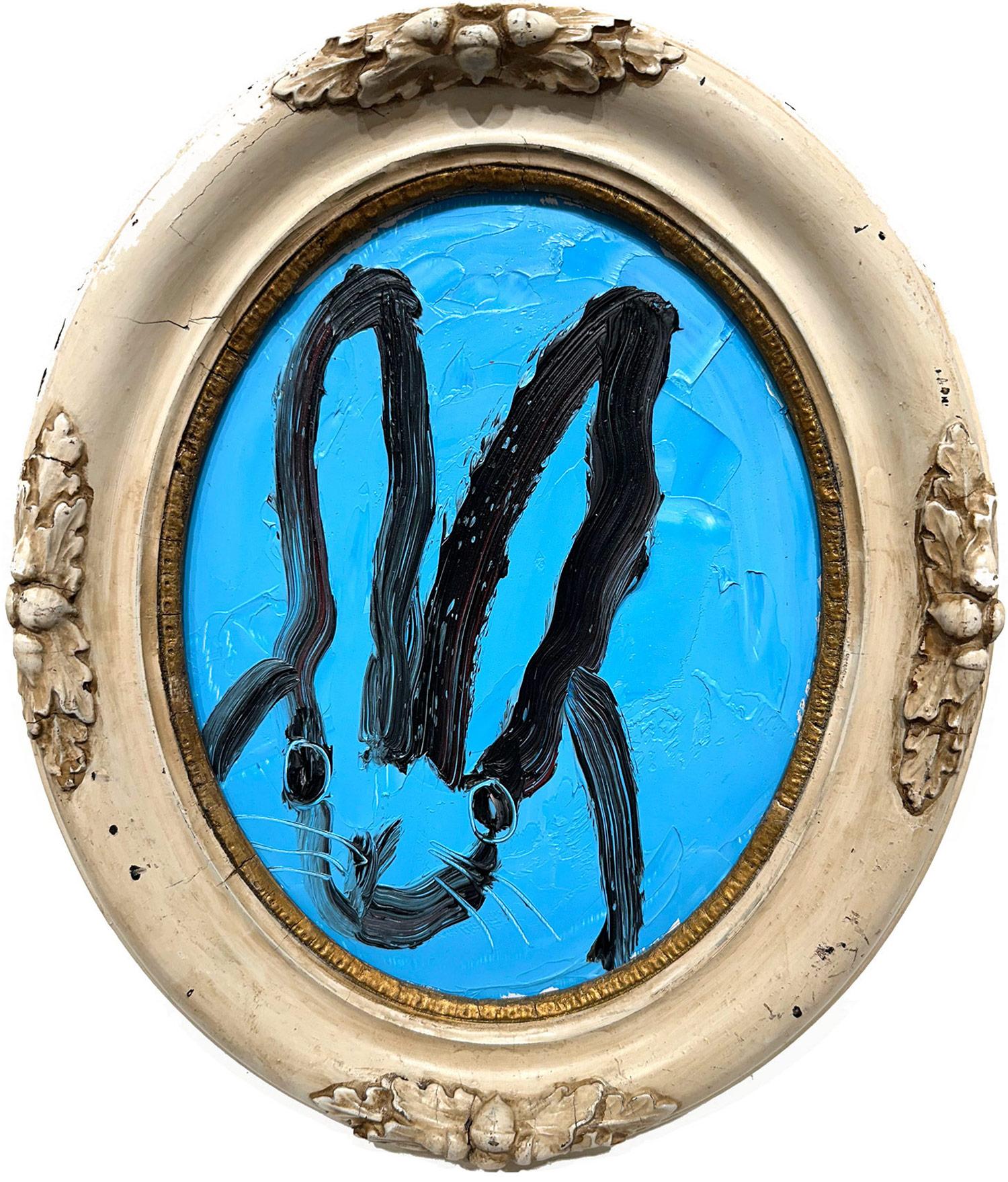 Hunt Slonem Abstract Painting – „Margo“ Schwarzes Ölgemälde mit Konturen eines Hasen auf französischem blauem Hintergrund – Ovalrahmen