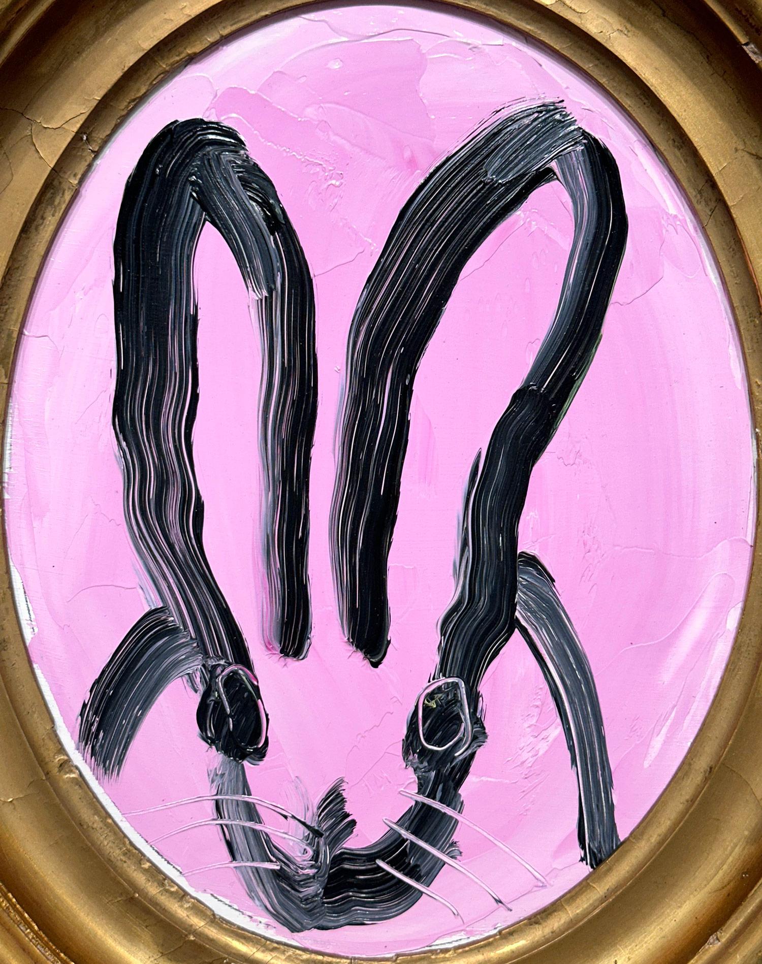 „Maybe“ Schwarzer Hase auf hellem, lavendelfarbenem Hintergrund, Ölgemälde – Ovalrahmen – Painting von Hunt Slonem