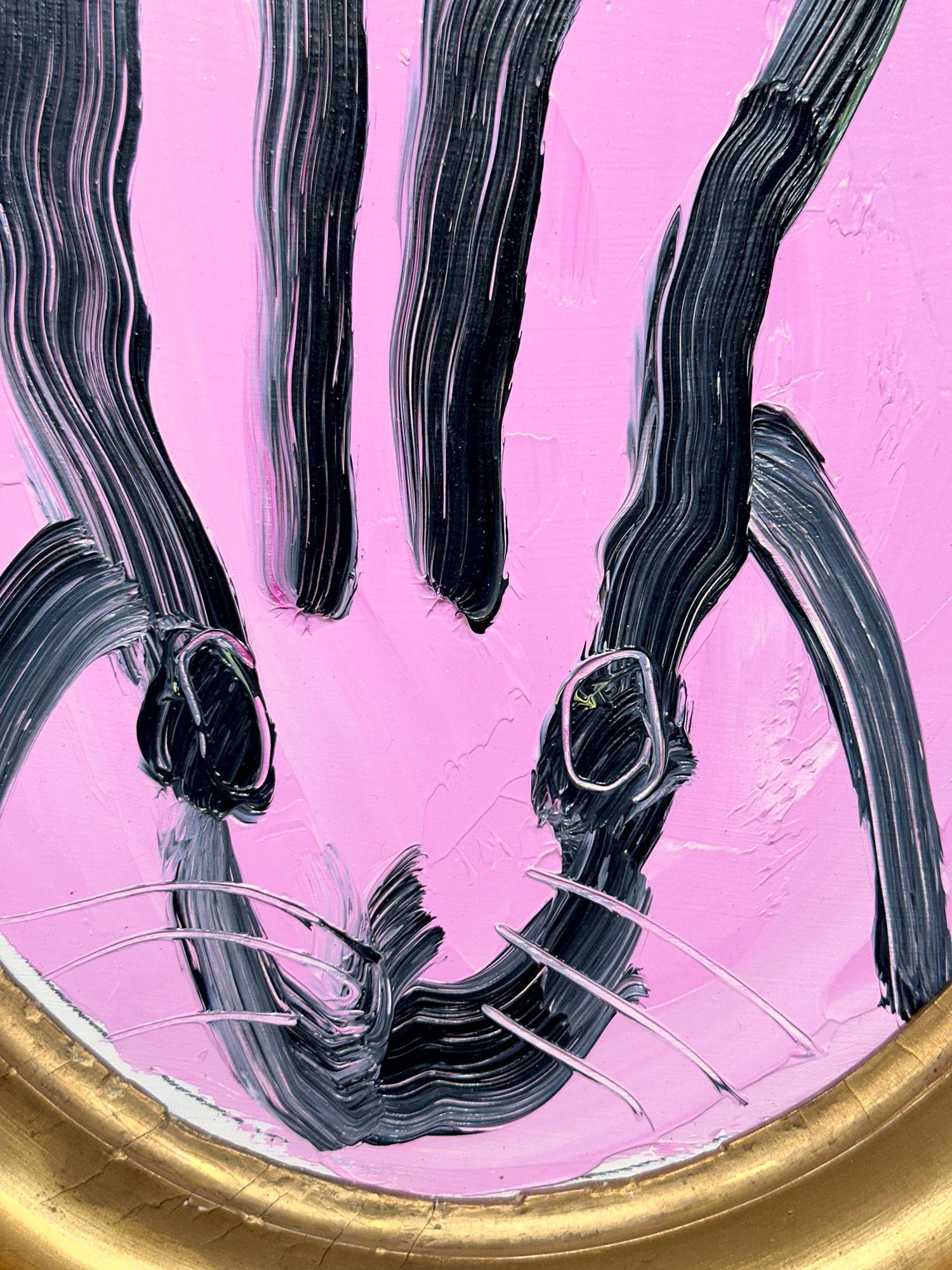 Eine wunderbare Komposition eines der ikonischsten Themen von Slonem, nämlich Hasen. Dieses Werk zeigt eine gestische Figur eines schwarzen Hasen auf lavendelfarbenem Hintergrund mit dickem Farbauftrag. Es ist in einem wunderschönen antiken ovalen