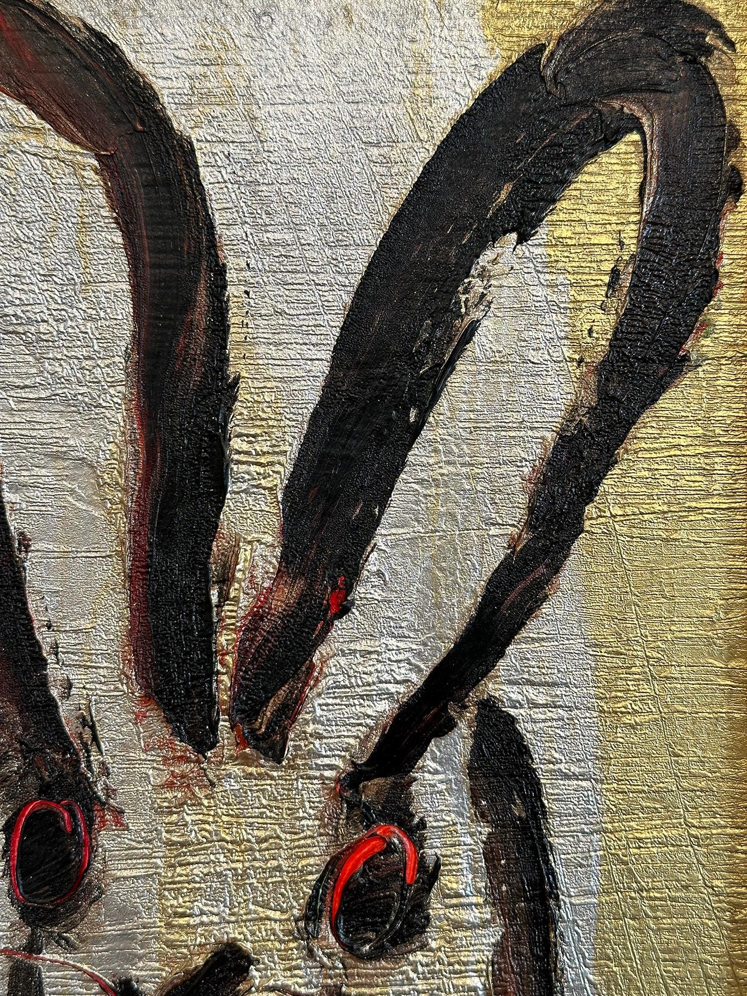Une magnifique composition de l'un des sujets les plus emblématiques d'Icone, les lapins. Cette pièce représente une figure gestuelle d'un lapin noir sur un fond argenté et doré avec des accents rouges, avec une utilisation abondante de peinture.