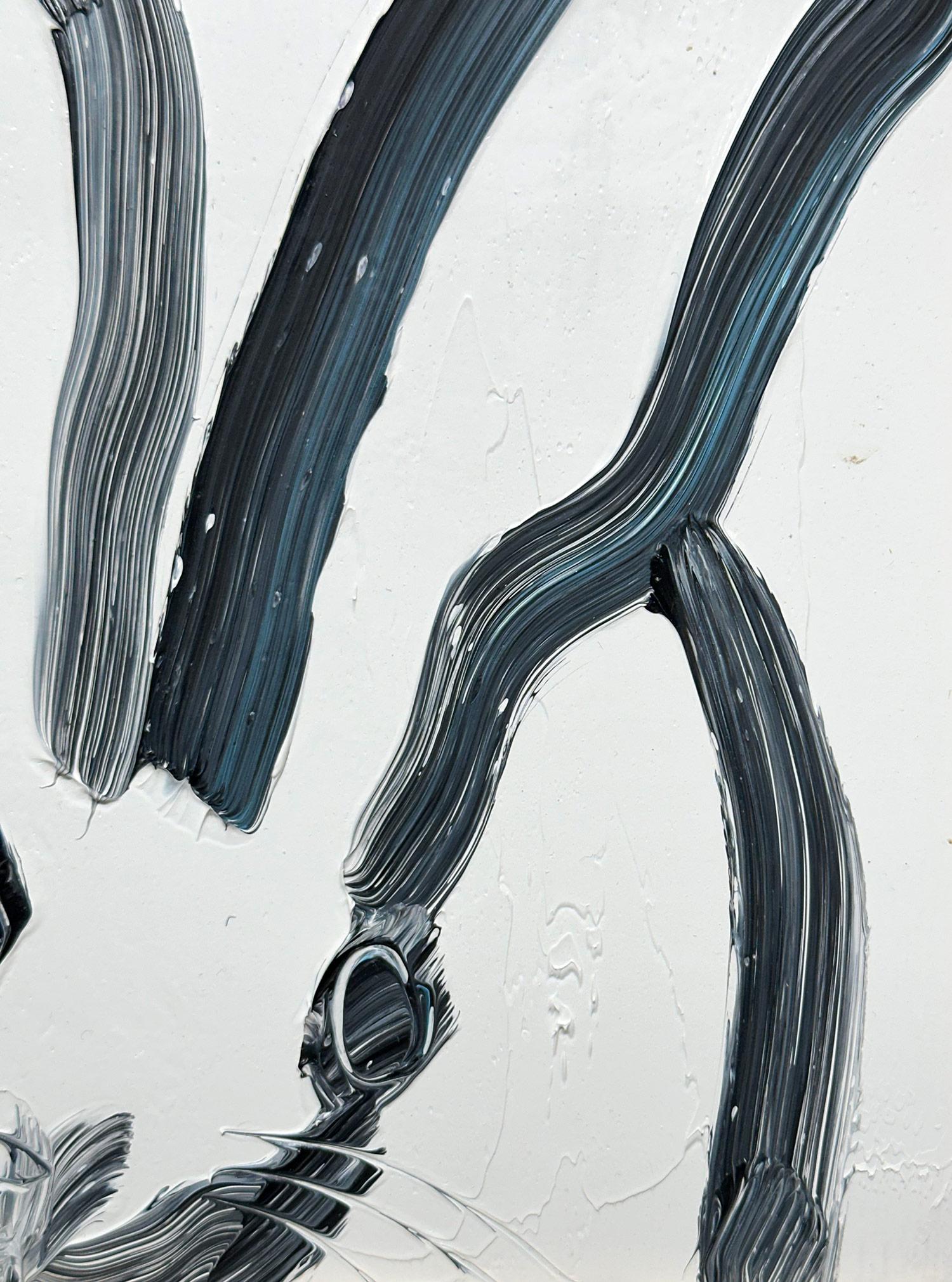 Eine wunderbare Komposition eines der ikonischsten Themen von Slonem, nämlich Hasen. Dieses Werk zeigt eine gestische Figur eines schwarzen Hasen auf weißem Hintergrund mit dickem Farbauftrag. Es ist in einem wunderschönen goldfarbenen Rahmen im