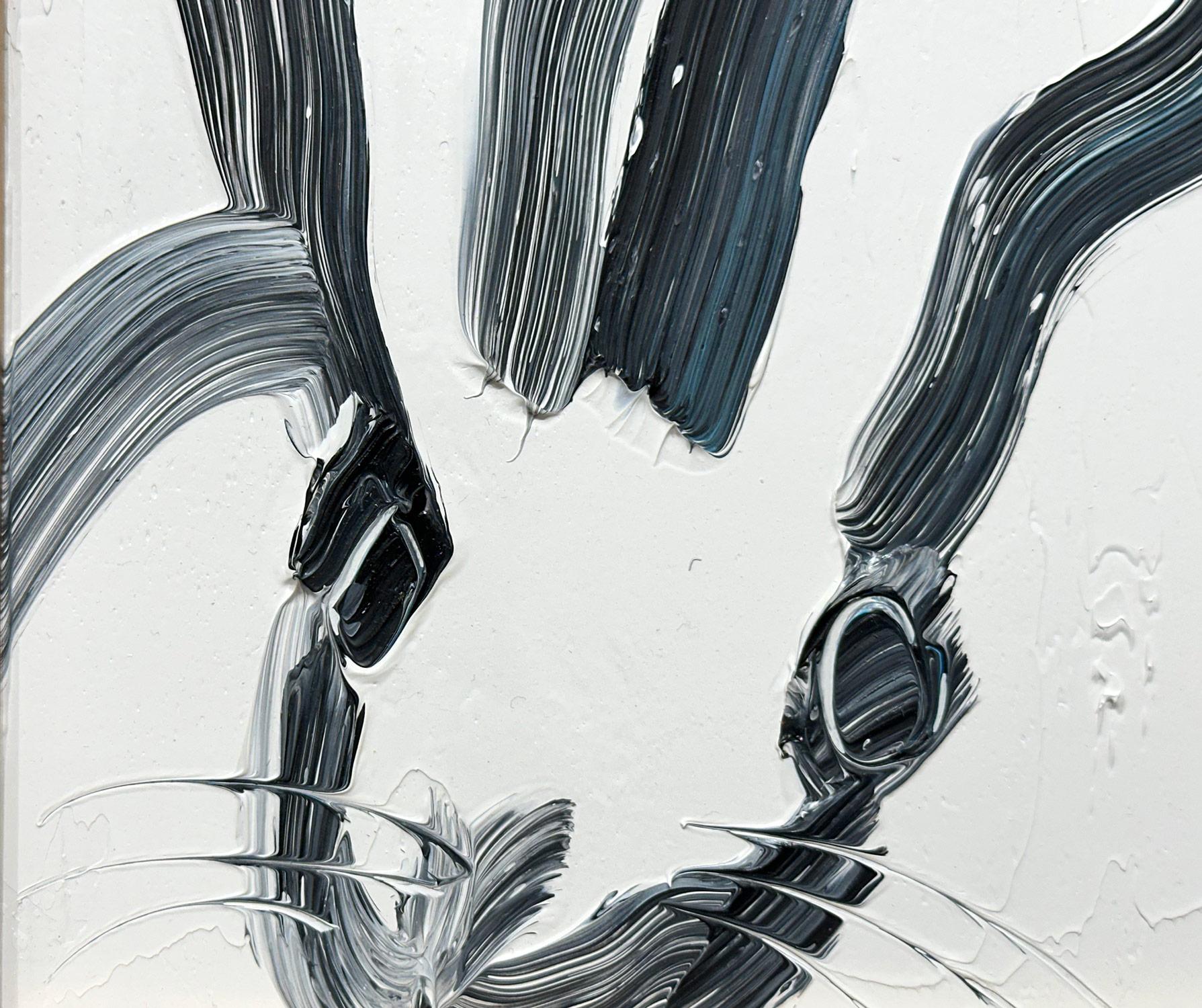 Una maravillosa composición de uno de los temas más icónicos de Slonem, los conejitos. Esta pieza representa una figura gestual de un conejito negro sobre fondo blanco con un uso espeso de la pintura. Está alojada en un maravilloso marco de estilo