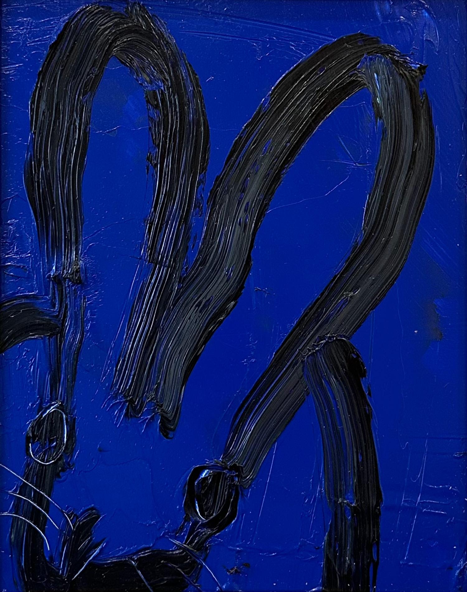 „Midnight“ Schwarzer, outlineierter Bunny auf dunkelblauem Hintergrund, Öl auf Holzplatte – Painting von Hunt Slonem