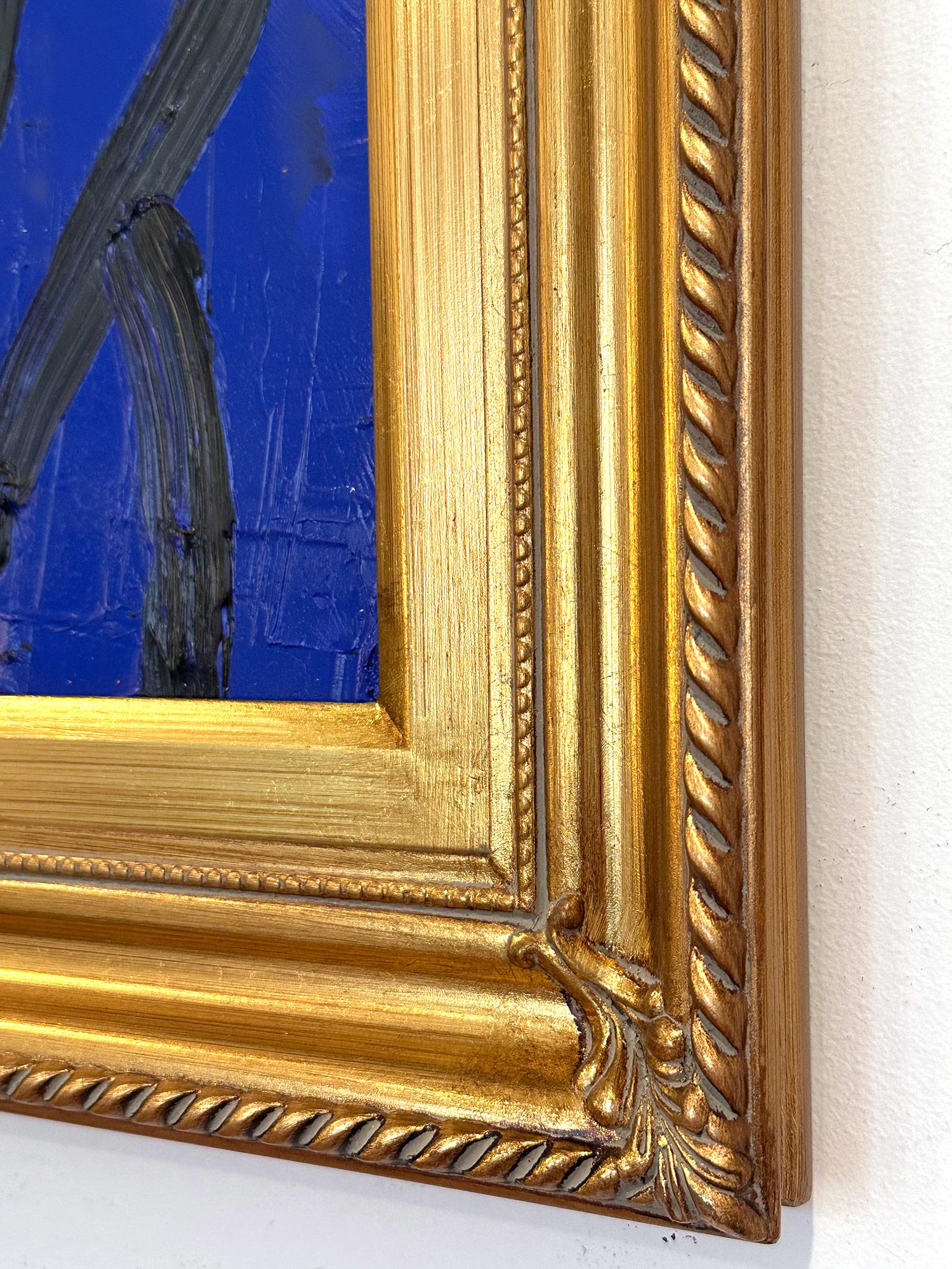 Una meravigliosa composizione di uno dei soggetti più iconici di Slonem, i coniglietti. Questo pezzo raffigura una figura gestuale di un coniglietto nero su uno sfondo blu notte con un uso intenso della pittura. È racchiusa in una splendida cornice