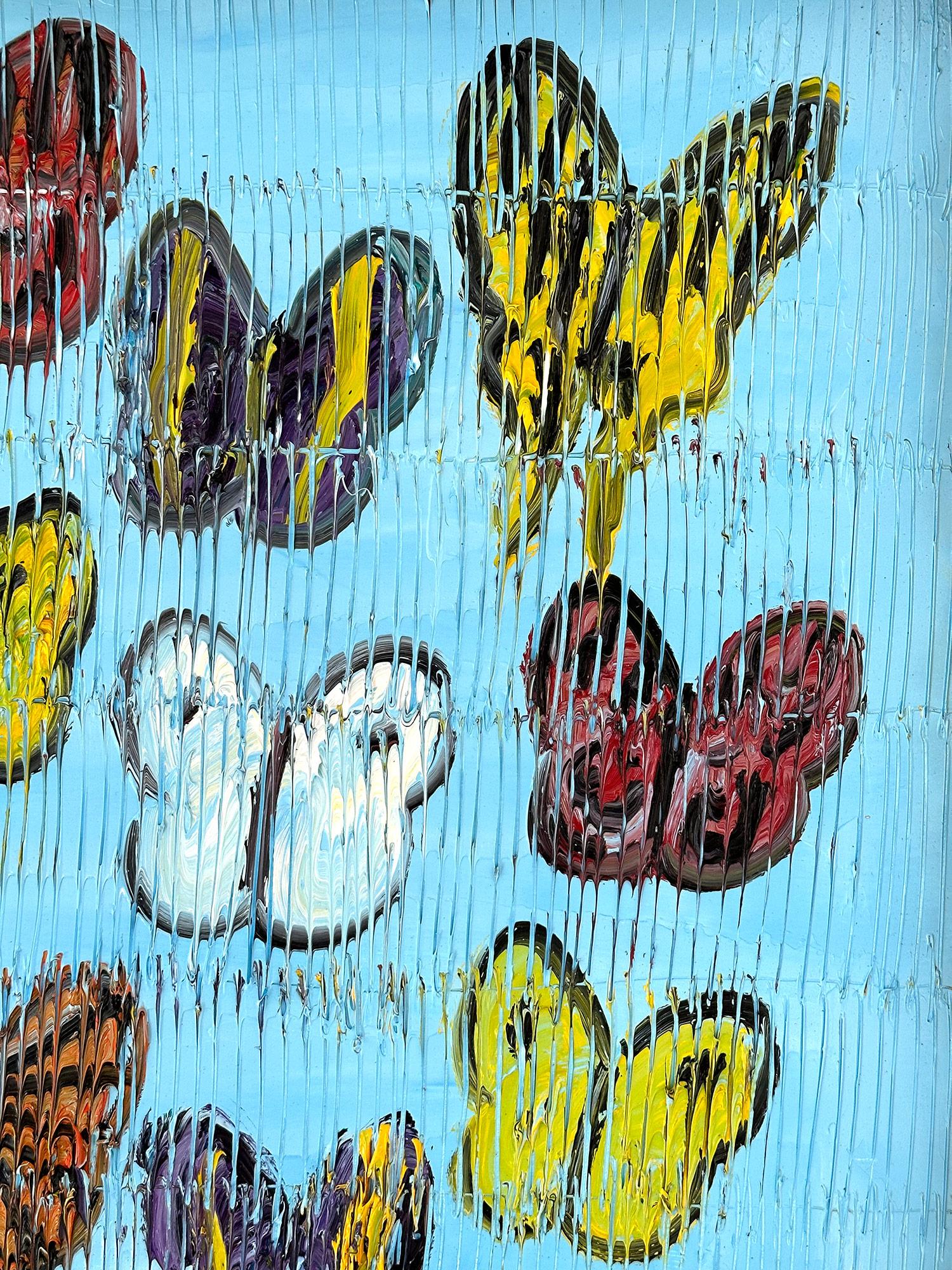 Eine wunderbare Komposition eines der ikonischsten Motive von Slonem, nämlich Schmetterlinge. Dieses Stück zeigt mehrfarbige, zarte Schmetterlinge, die in einer wunderschönen, violettblauen Landschaft aufsteigen. Slonem zeichnet seine berühmten