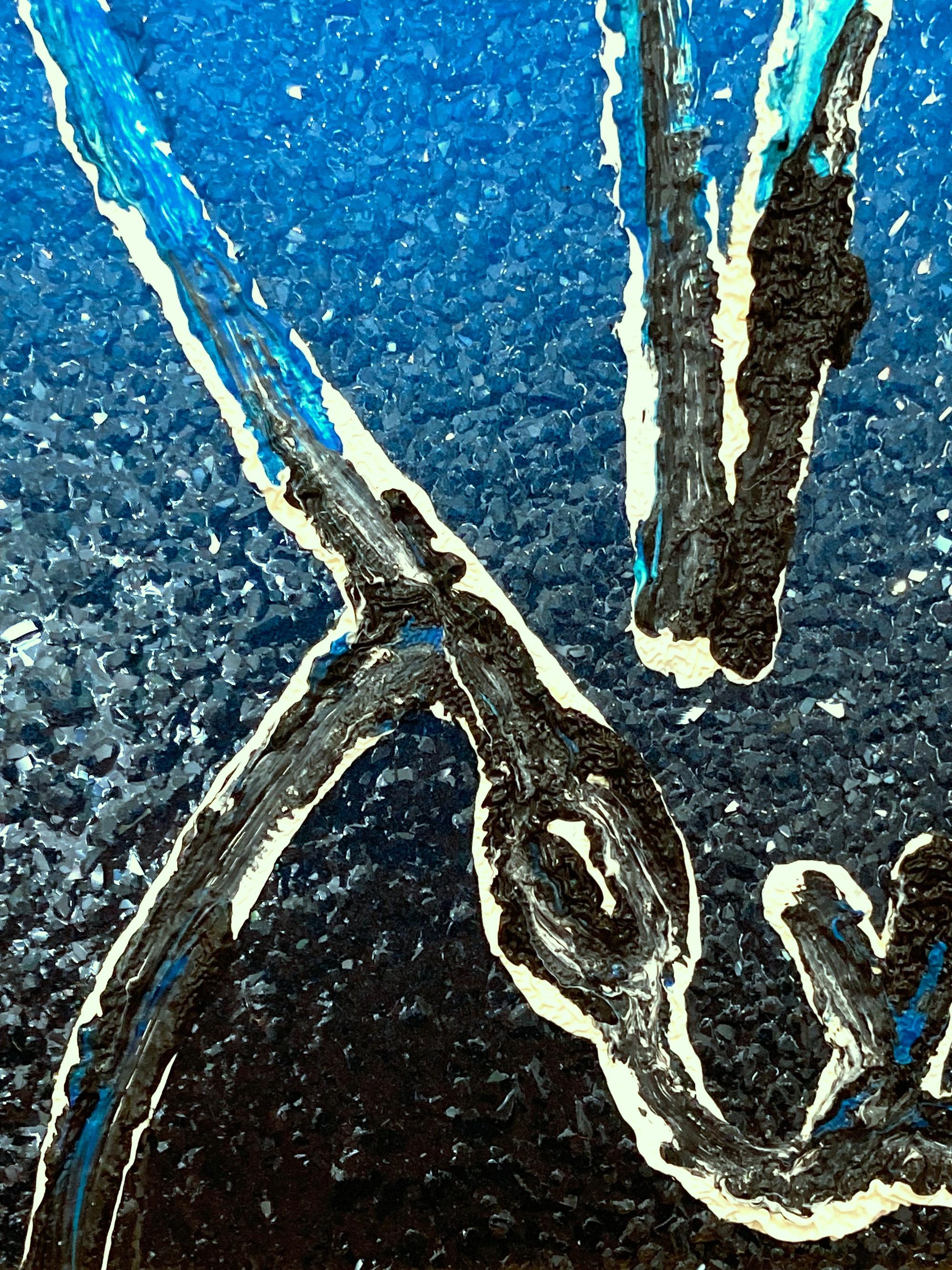 Eine wunderbare Komposition eines der ikonischsten Themen von Slonem, nämlich Hasen. Dieses Werk zeigt die gestische Figur eines Hasen auf einem schwarz-blauen Hintergrund aus Diamantstaub, der dick aufgetragen wurde. Inspiriert von der Natur und