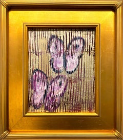 "Sobre el terreno" Mariposas blancas + moradas regias sobre fondo dorado con puntuación
