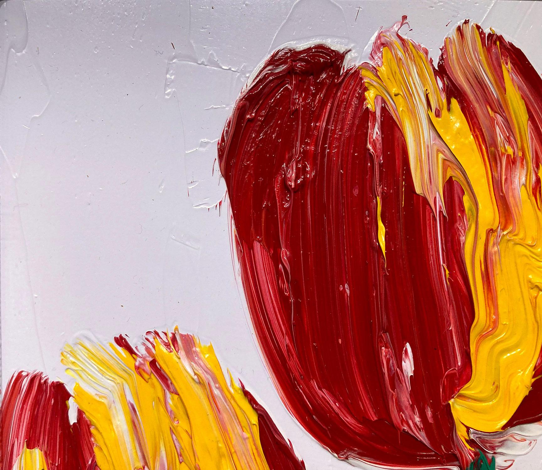 Une magnifique composition de l'une des plus récentes séries de Slonem, Tulipes. Cette pièce représente des figures gestuelles de tulipes rouges et jaunes sur un fond lavande clair, avec une utilisation épaisse de la peinture. Il est présenté dans