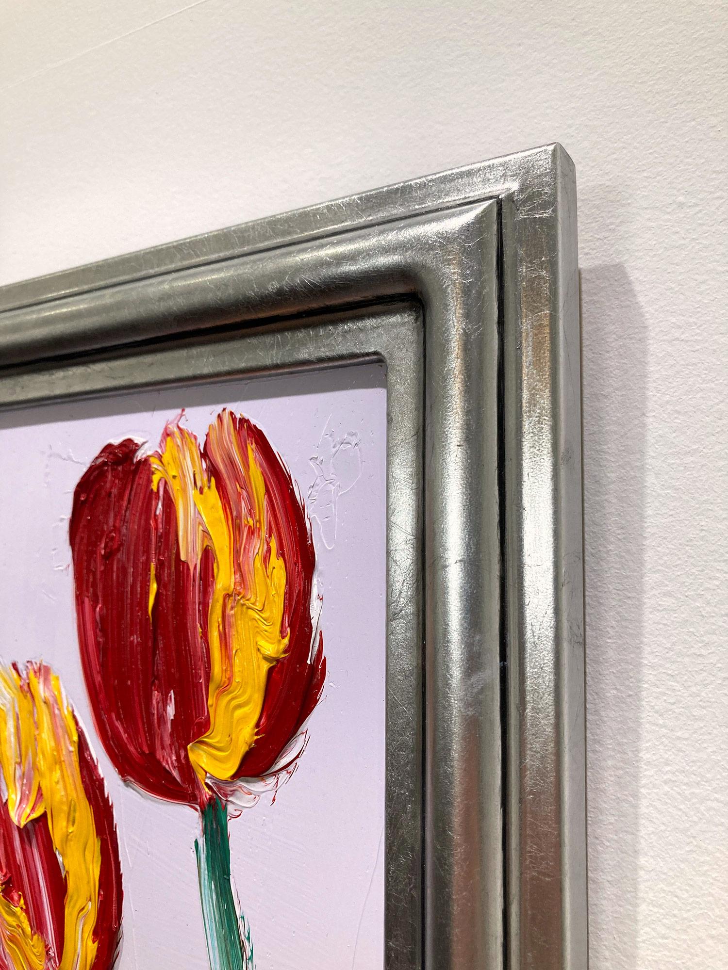 Peinture à l'huile encadrée, tulipes sur fond lavande claire en vente 1