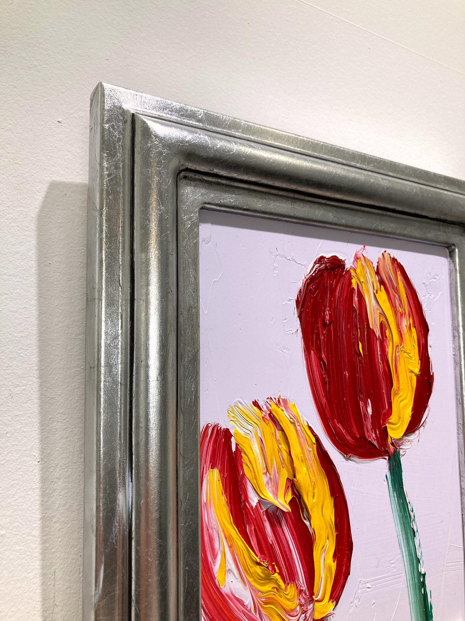 Peinture à l'huile encadrée, tulipes sur fond lavande claire en vente 2