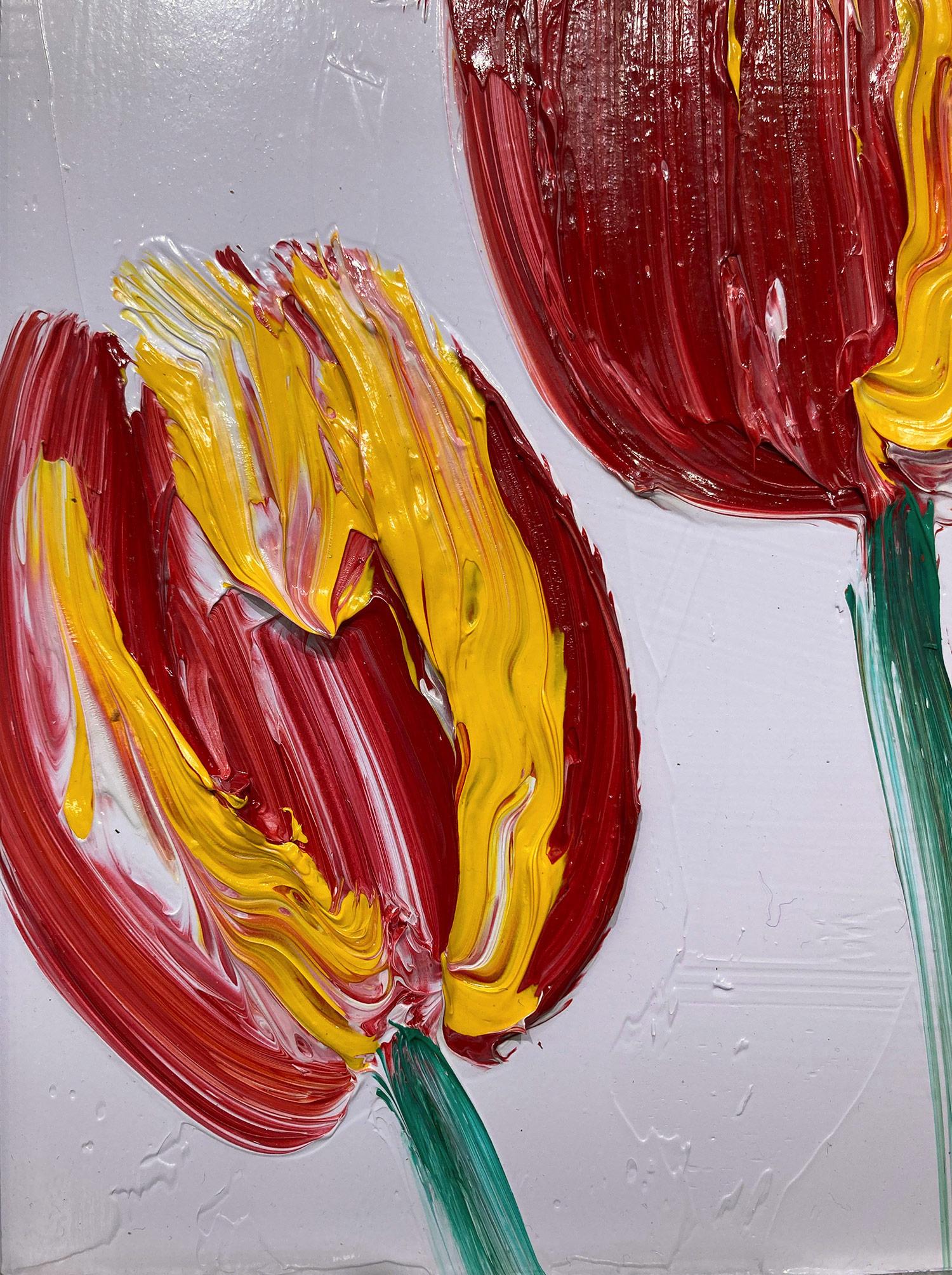 Eine wunderbare Komposition aus einer der neuesten Serien von Slonem, den Tulpen. Dieses Werk zeigt gestische Figuren von roten und gelben Tulpen auf einem hellen lavendelfarbenen Hintergrund mit dickem Farbauftrag. Es ist in einem wunderschönen