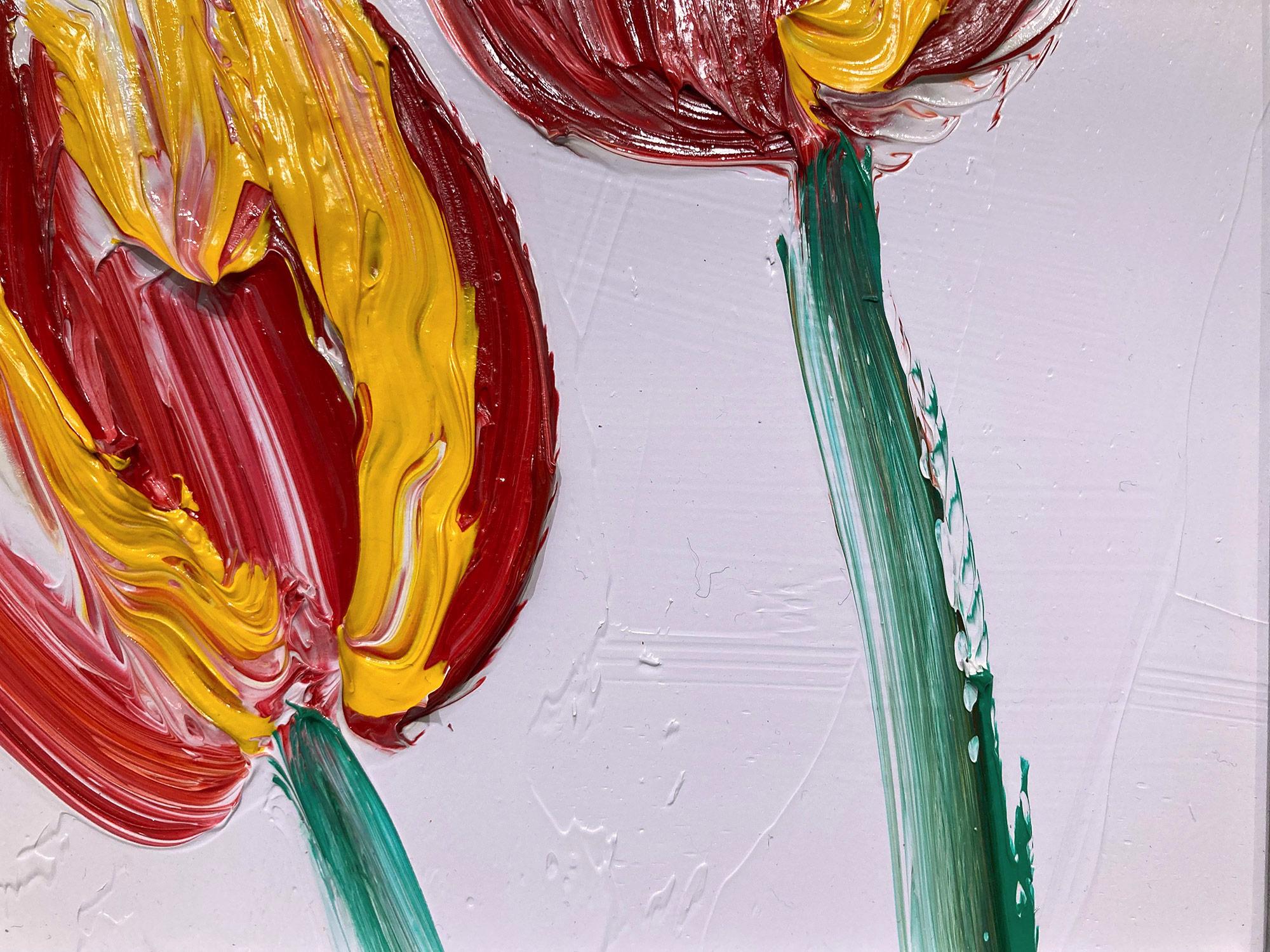 Una maravillosa composición de una de las series más recientes de Slonem, Tulipanes. Esta obra representa figuras gestuales de Tulipanes rojos y amarillos sobre un fondo lavanda claro con un uso espeso de la pintura. Está alojada en un maravilloso