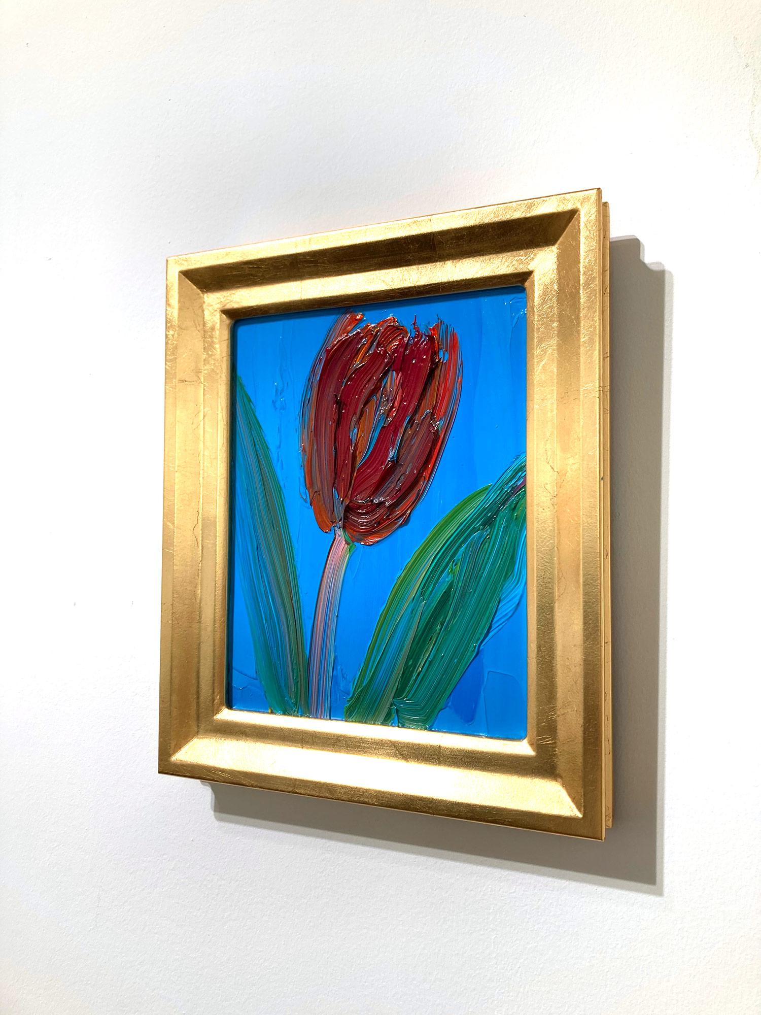 « Pink Stem », tulipe rouge sur fond bleu céruléen clair, peinture à l'huile encadrée en vente 8