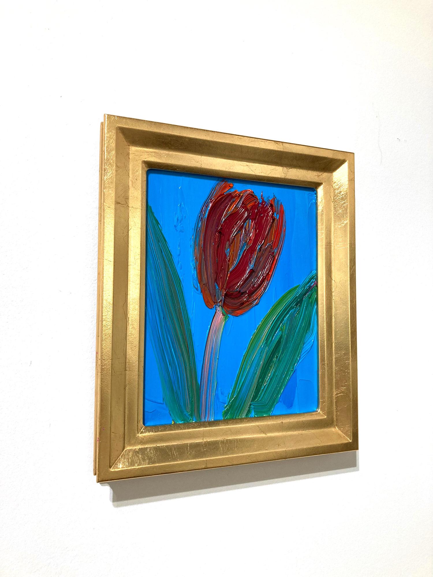 « Pink Stem », tulipe rouge sur fond bleu céruléen clair, peinture à l'huile encadrée en vente 9