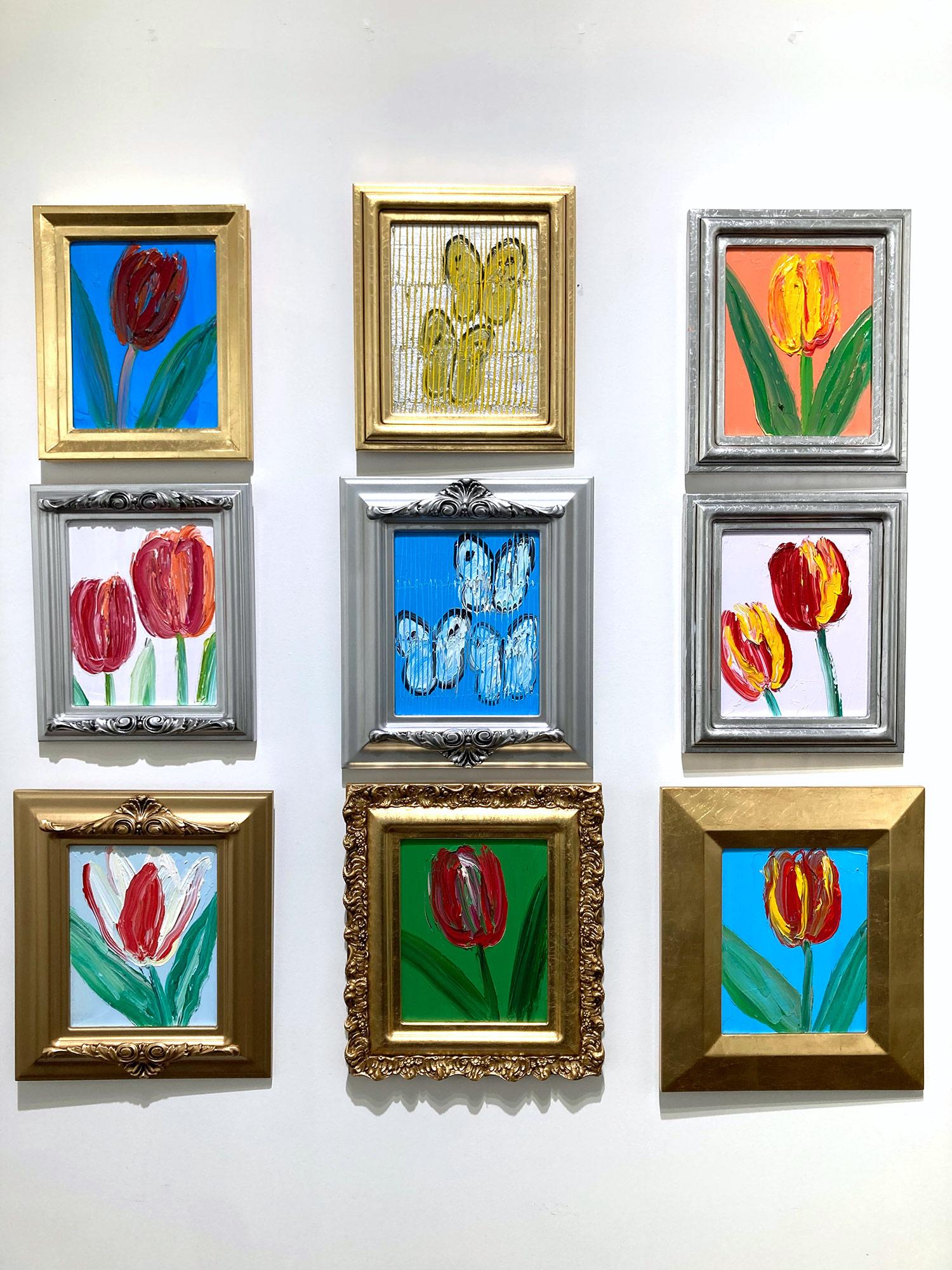 « Pink Stem », tulipe rouge sur fond bleu céruléen clair, peinture à l'huile encadrée en vente 10