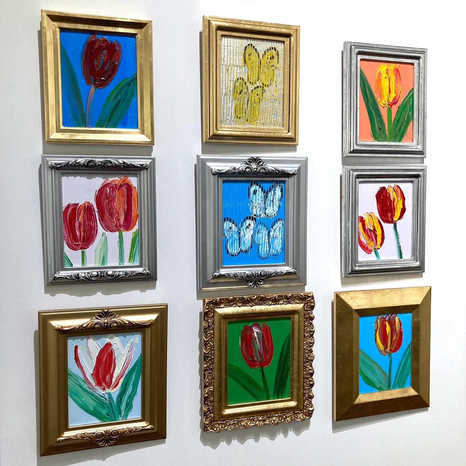 « Pink Stem », tulipe rouge sur fond bleu céruléen clair, peinture à l'huile encadrée en vente 14