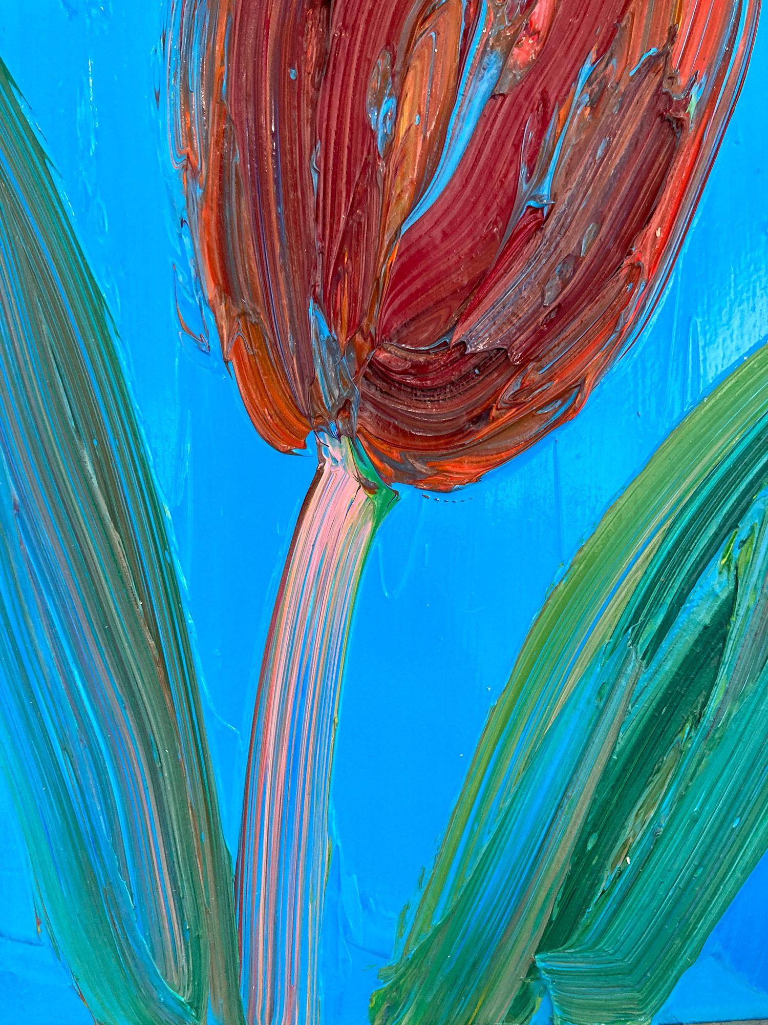 Une magnifique composition de l'une des plus récentes séries de Slonem, Tulipes. Cette pièce représente la figure gestuelle d'une tulipe rouge sur un fond bleu céruléen clair, avec une utilisation épaisse de la peinture. Inspirées par la Nature et