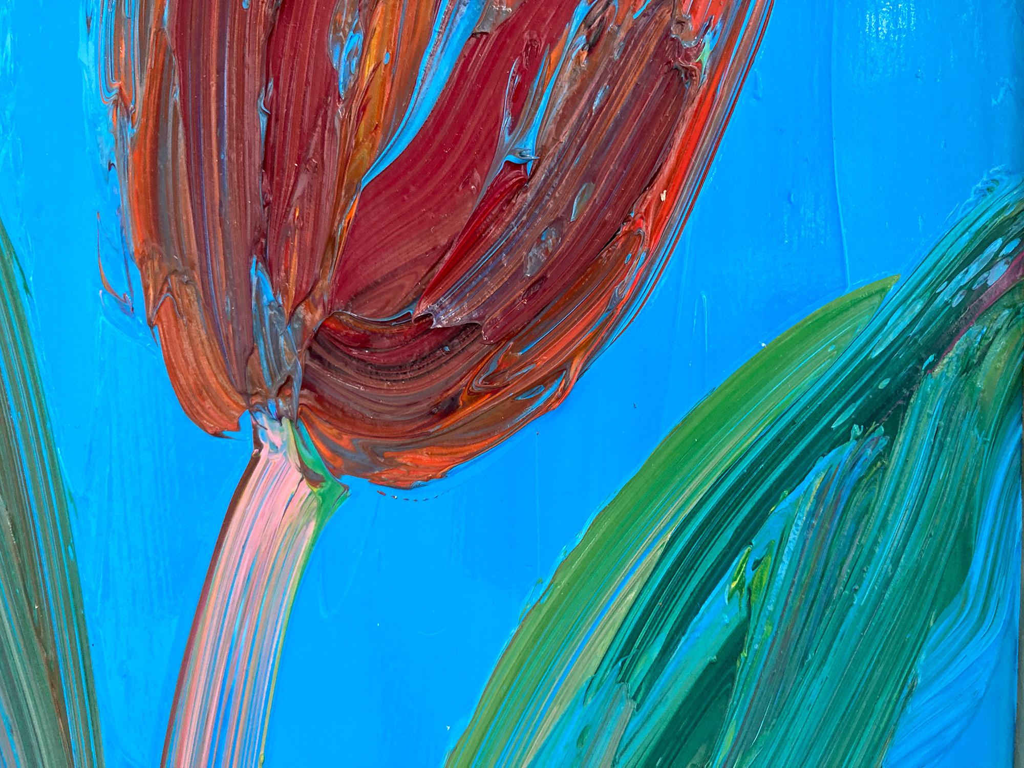 « Pink Stem », tulipe rouge sur fond bleu céruléen clair, peinture à l'huile encadrée en vente 1