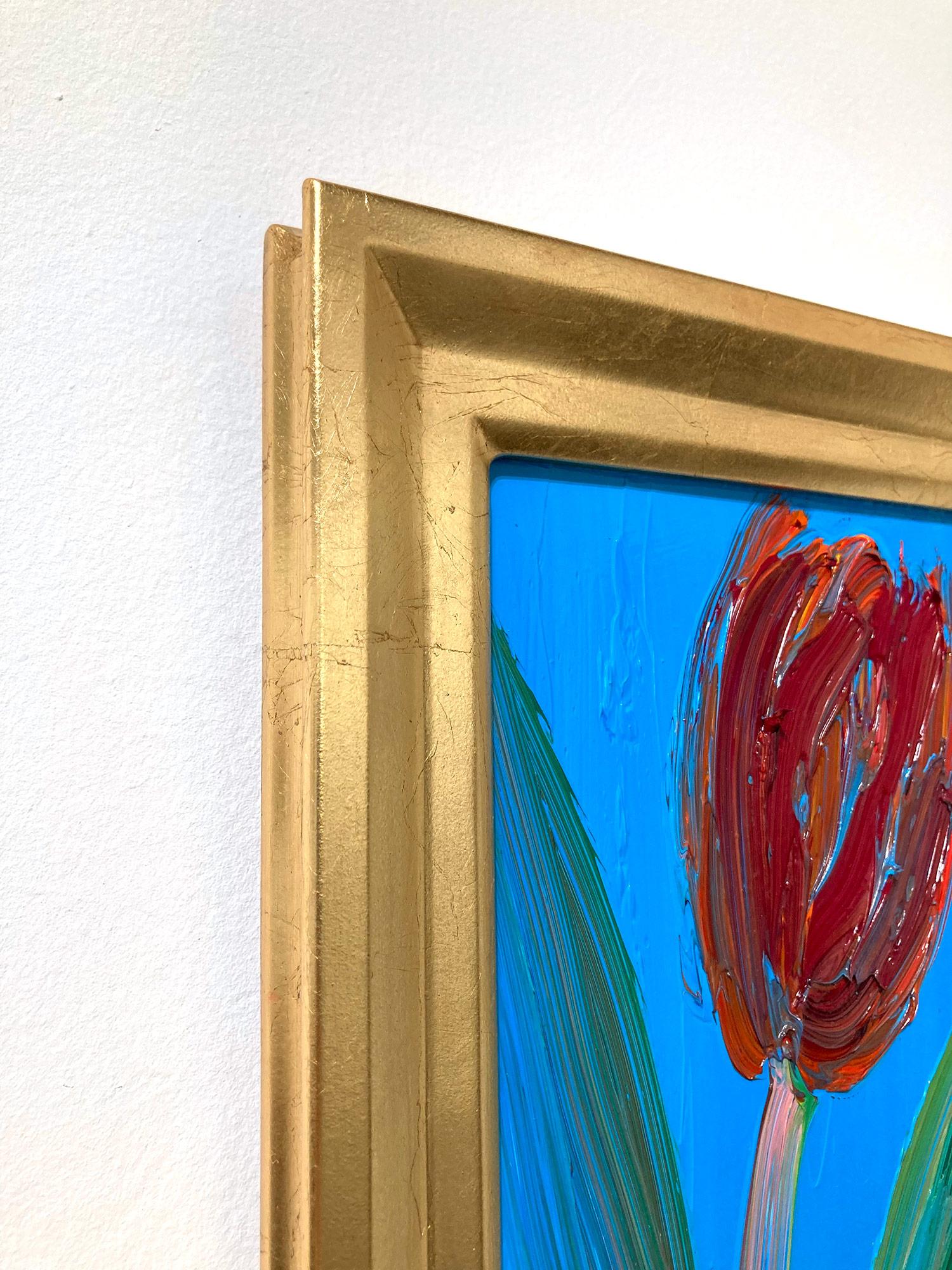 « Pink Stem », tulipe rouge sur fond bleu céruléen clair, peinture à l'huile encadrée en vente 3